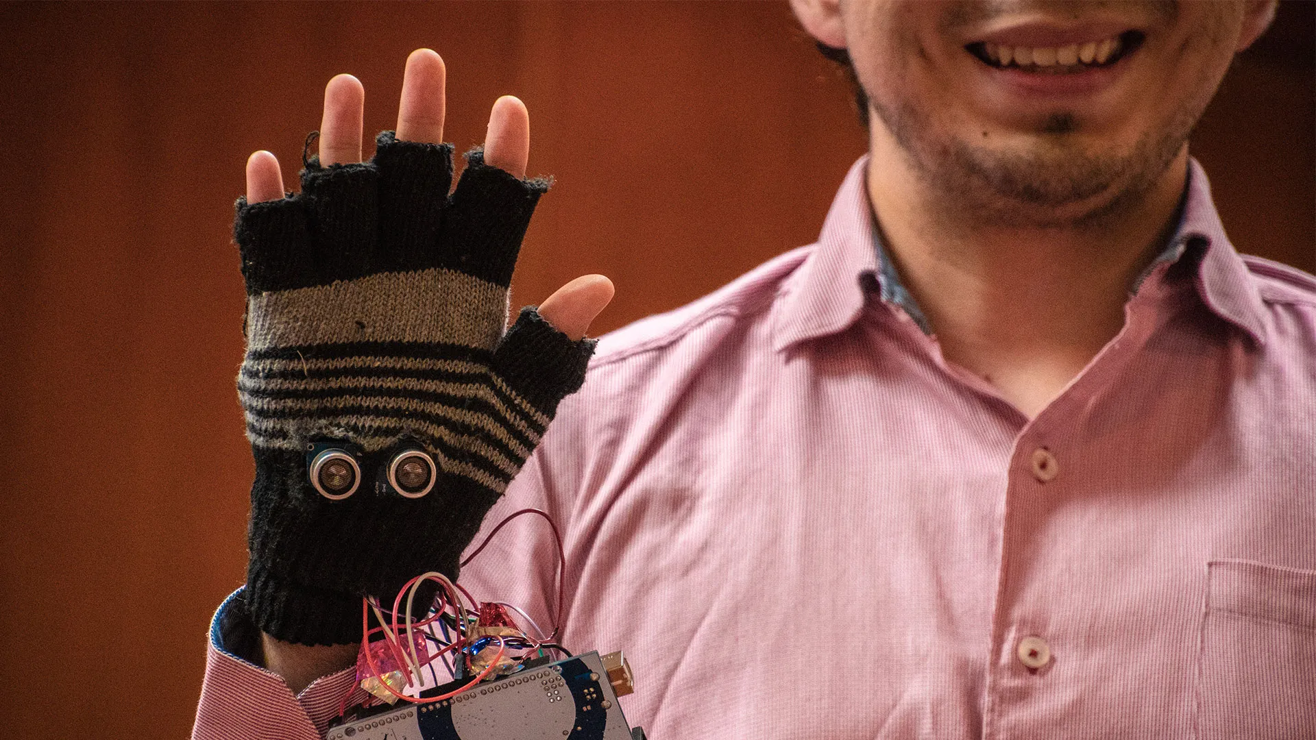 Desarrollan guante que facilitaría la vida de los invidentes