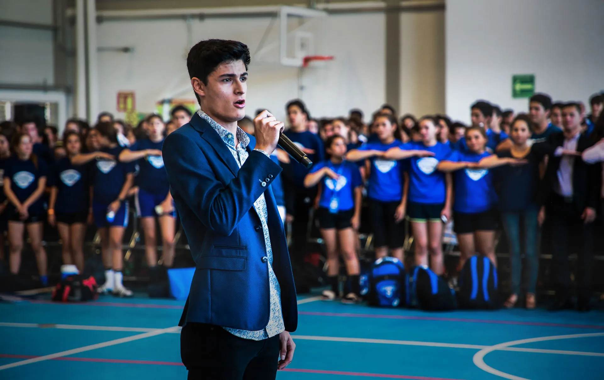 Bajo las luces en el escenario y la cancha