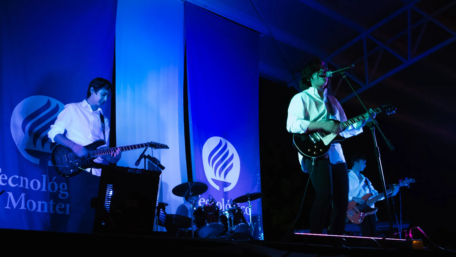 Alumnos Interpretando ELLA, canción 2do lugar