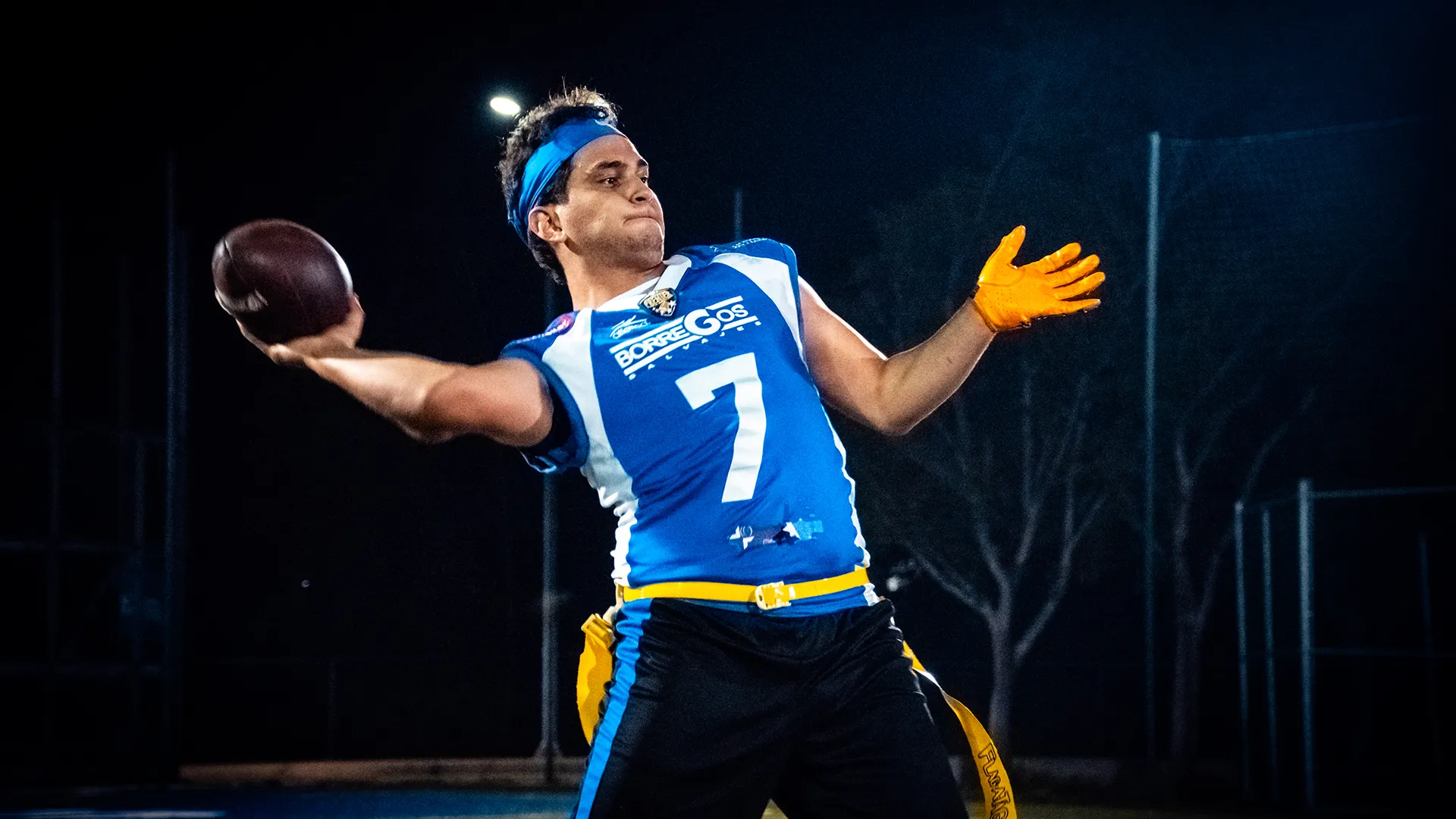 Jugador lanzando un balón