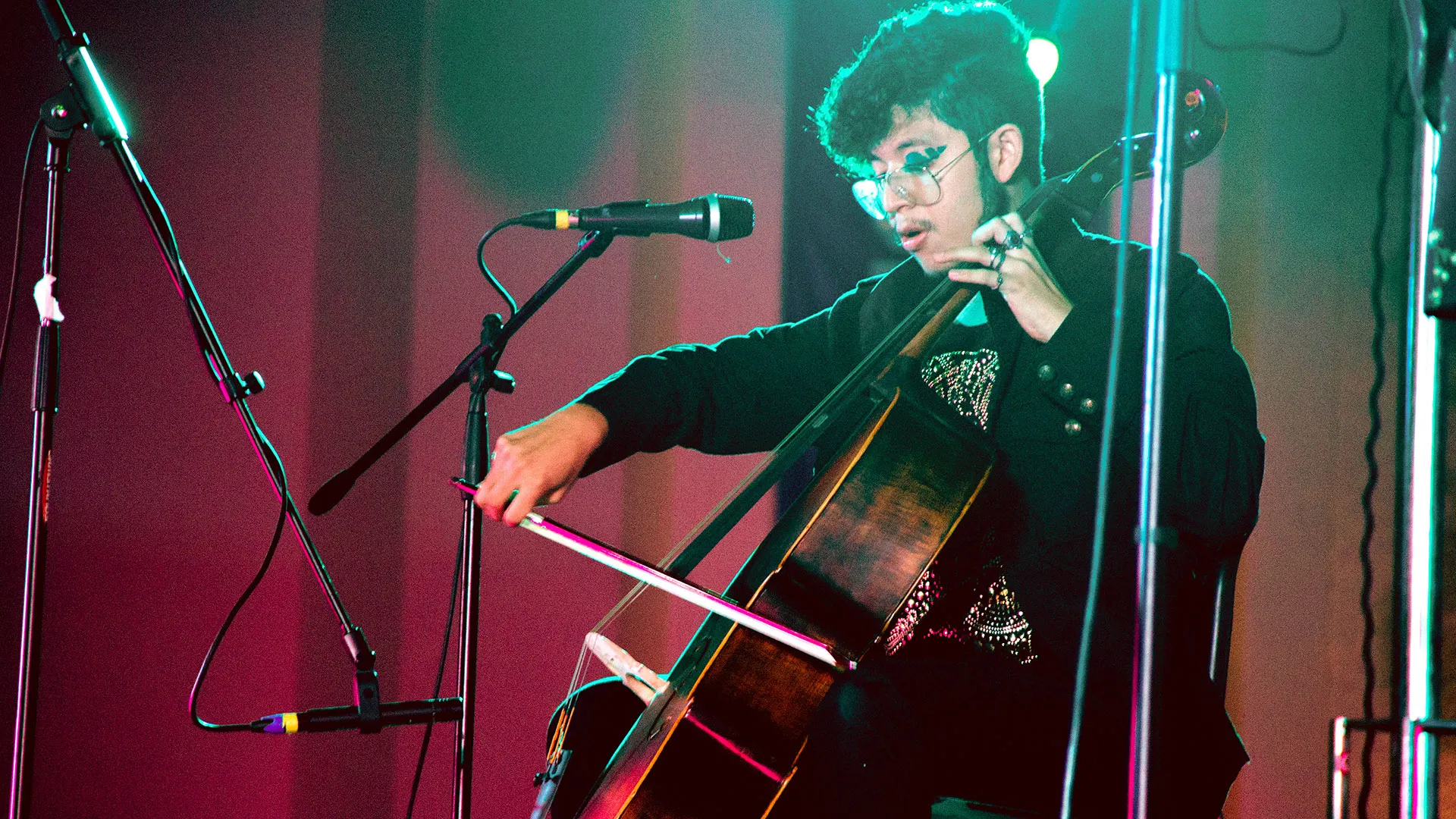 Alumno participando en el festival de la canción