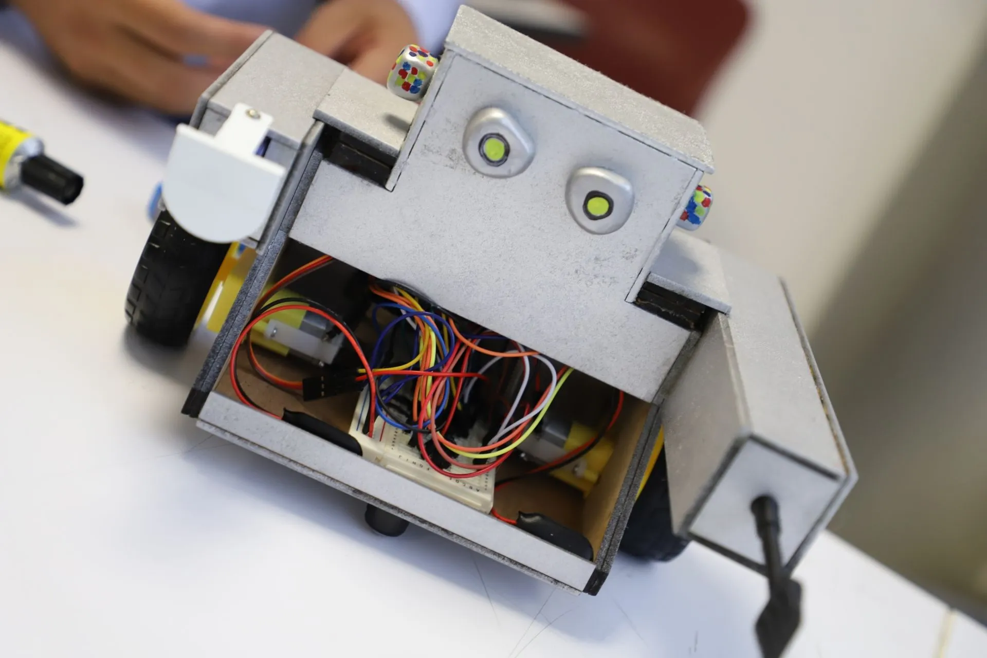 Niñas y niños se unen a estudiantes del Tec para construir juguetes 