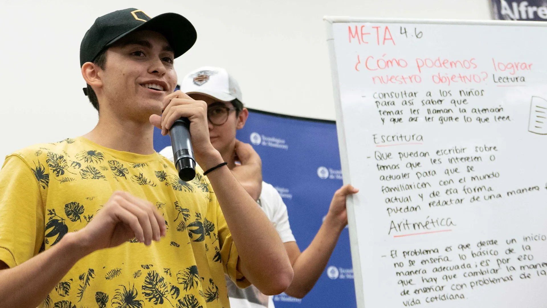 Joven presentando propuesta de la meta asignada