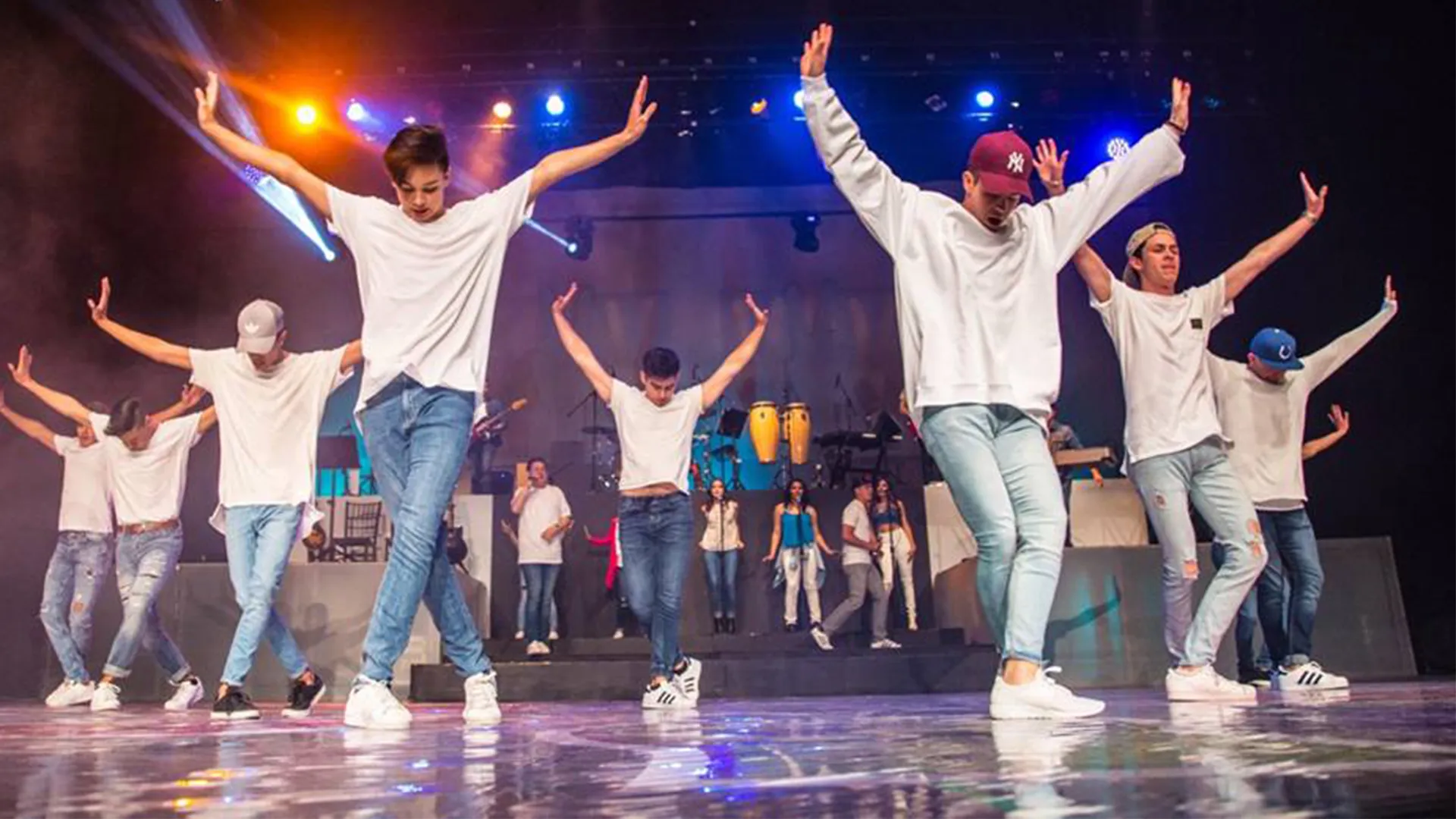 Estudiantes del Tec en Chihuahua bailan frente a Jennifer Lopez