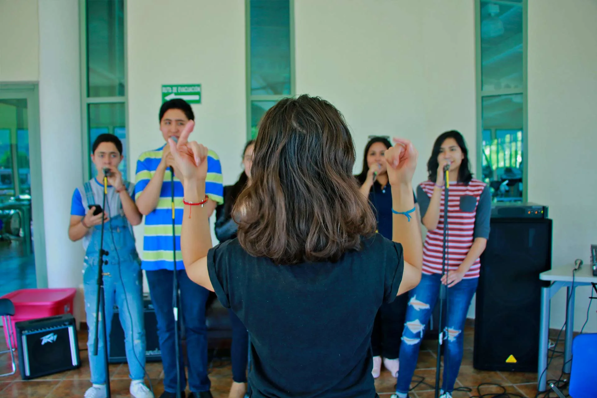 Los alumnos de canto se preparan para la puesta en escena.