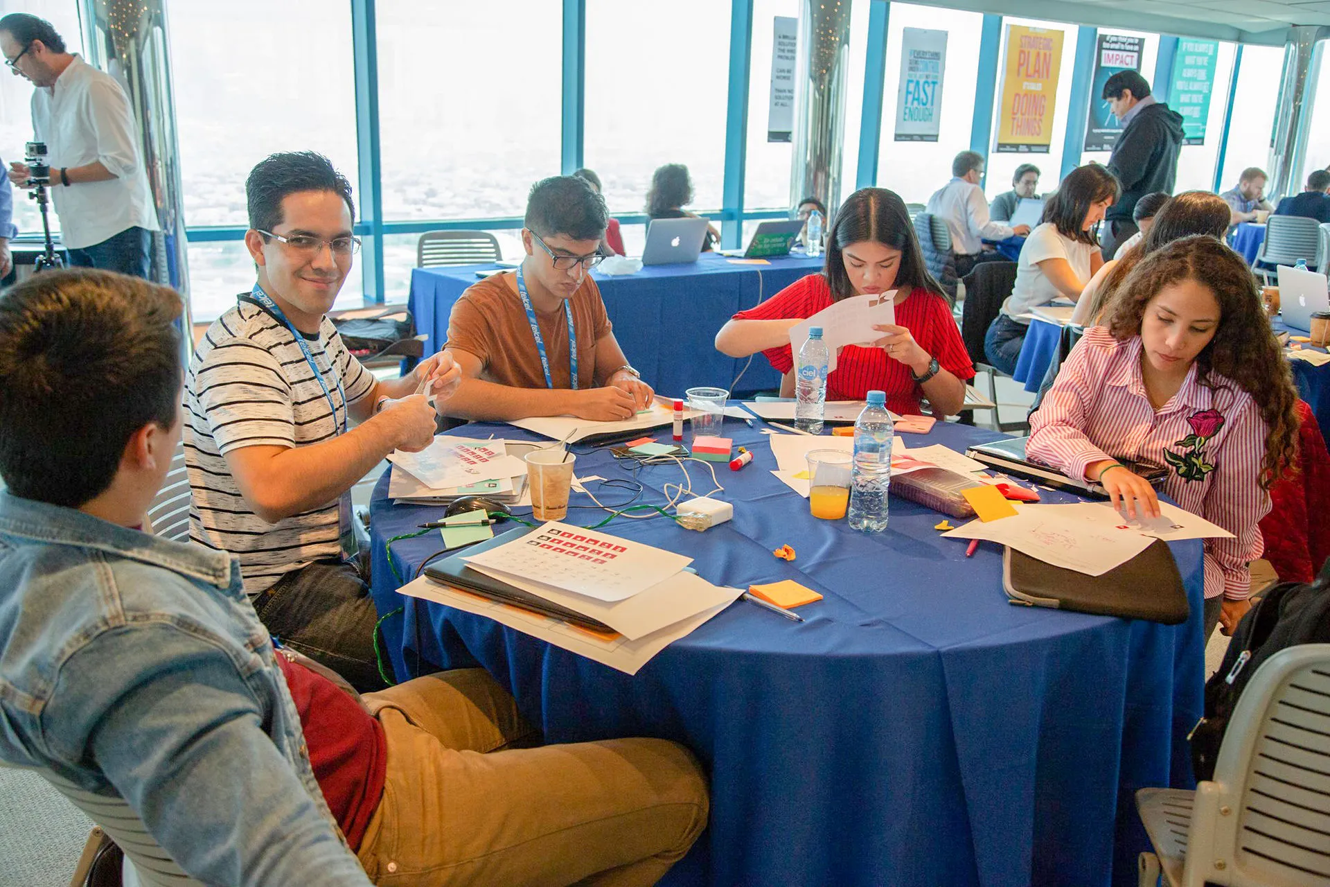 Carolina y su equipo trabajando