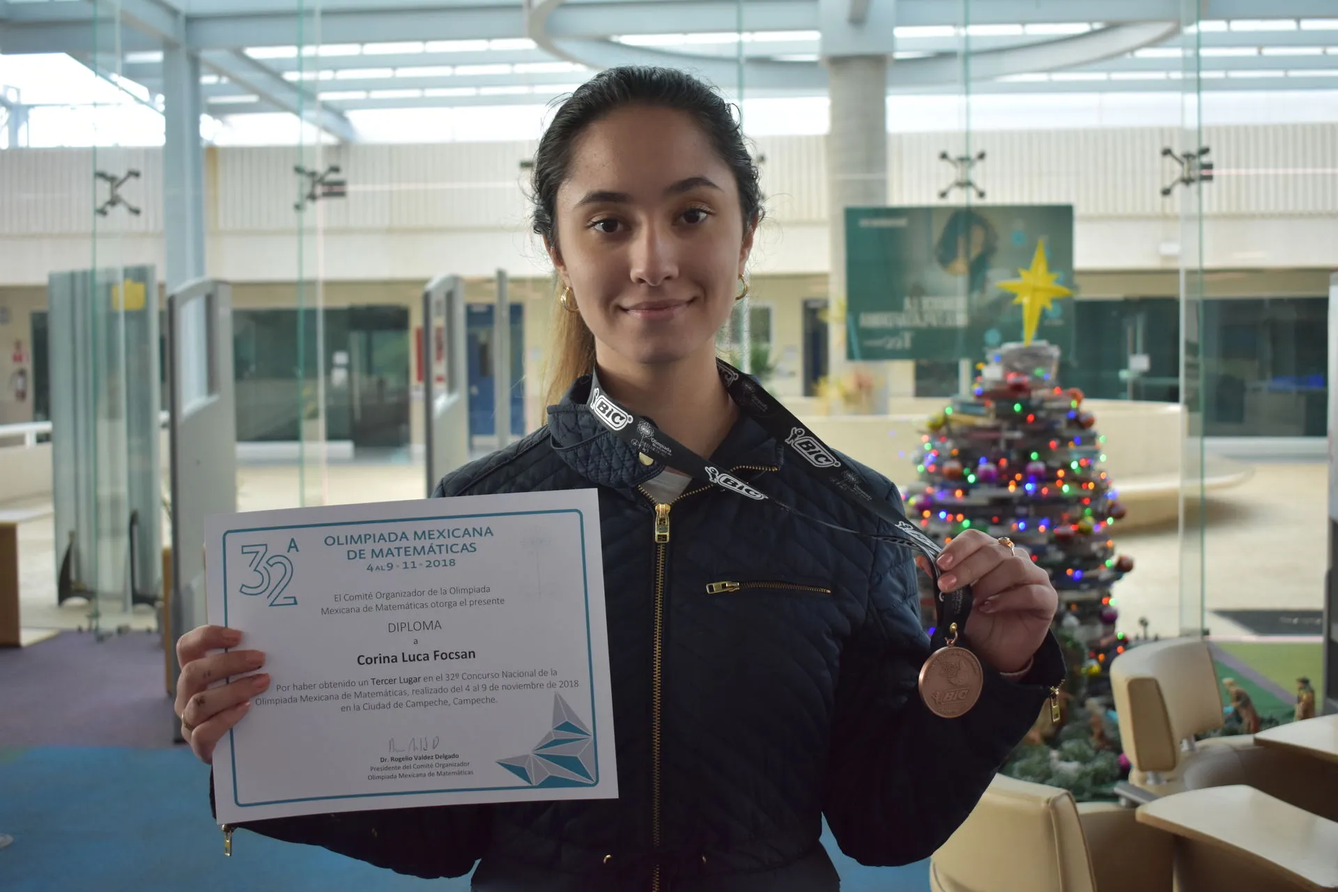 Corina con la medalla de bronce y diploma de la competencia