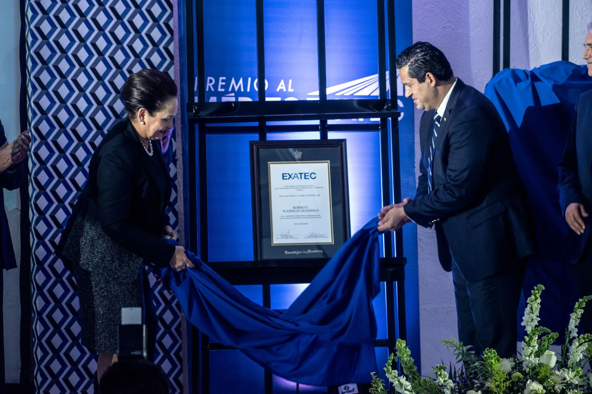 Develan Placa de Don Roberto Plasencia 