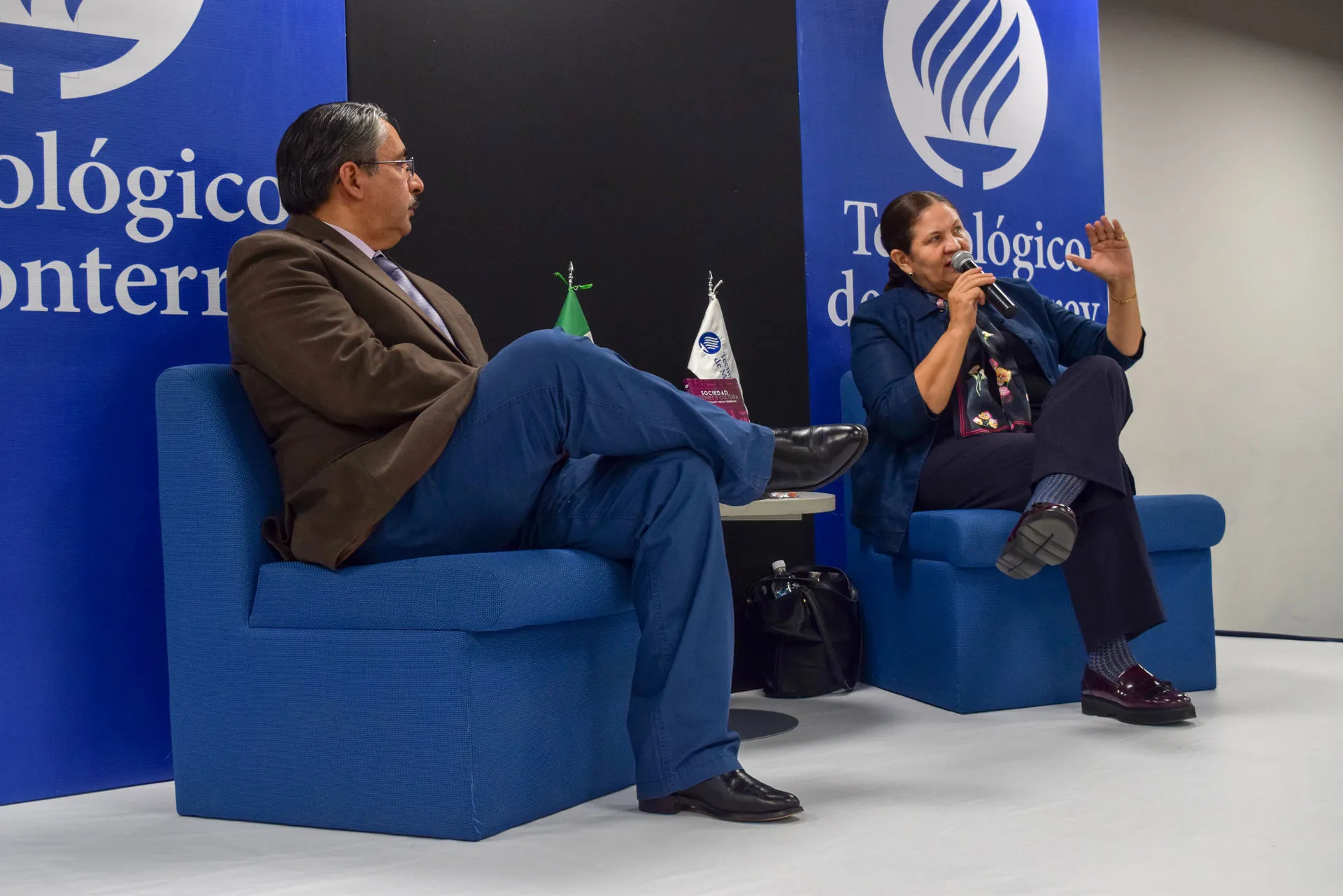 Doctora Ana Meraz y Licenciado Oscar Fidel Gonzales presentando el libro