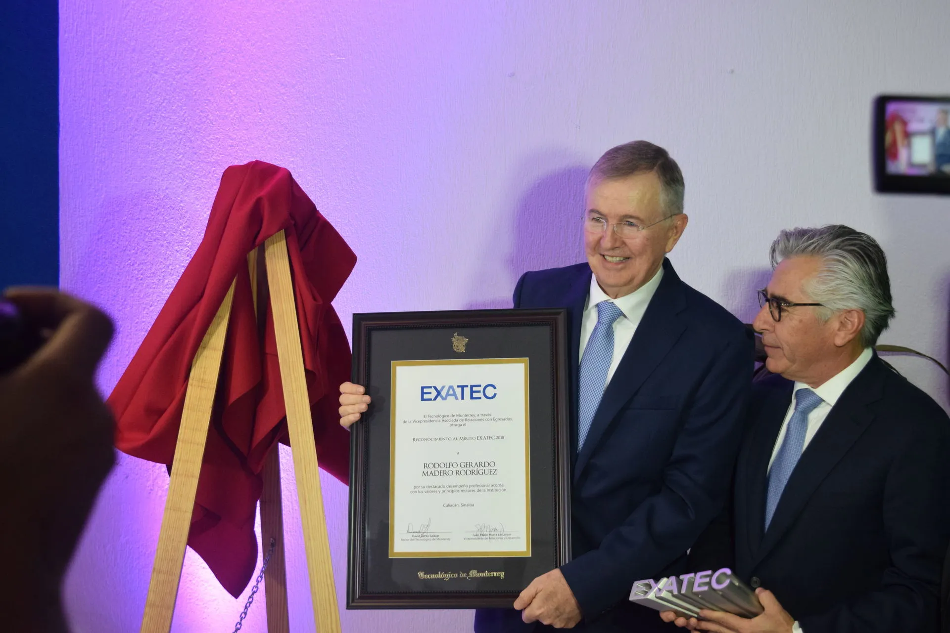 Rodolfo Madero y Jorge Manuel Ritz Habberman revelando la placa