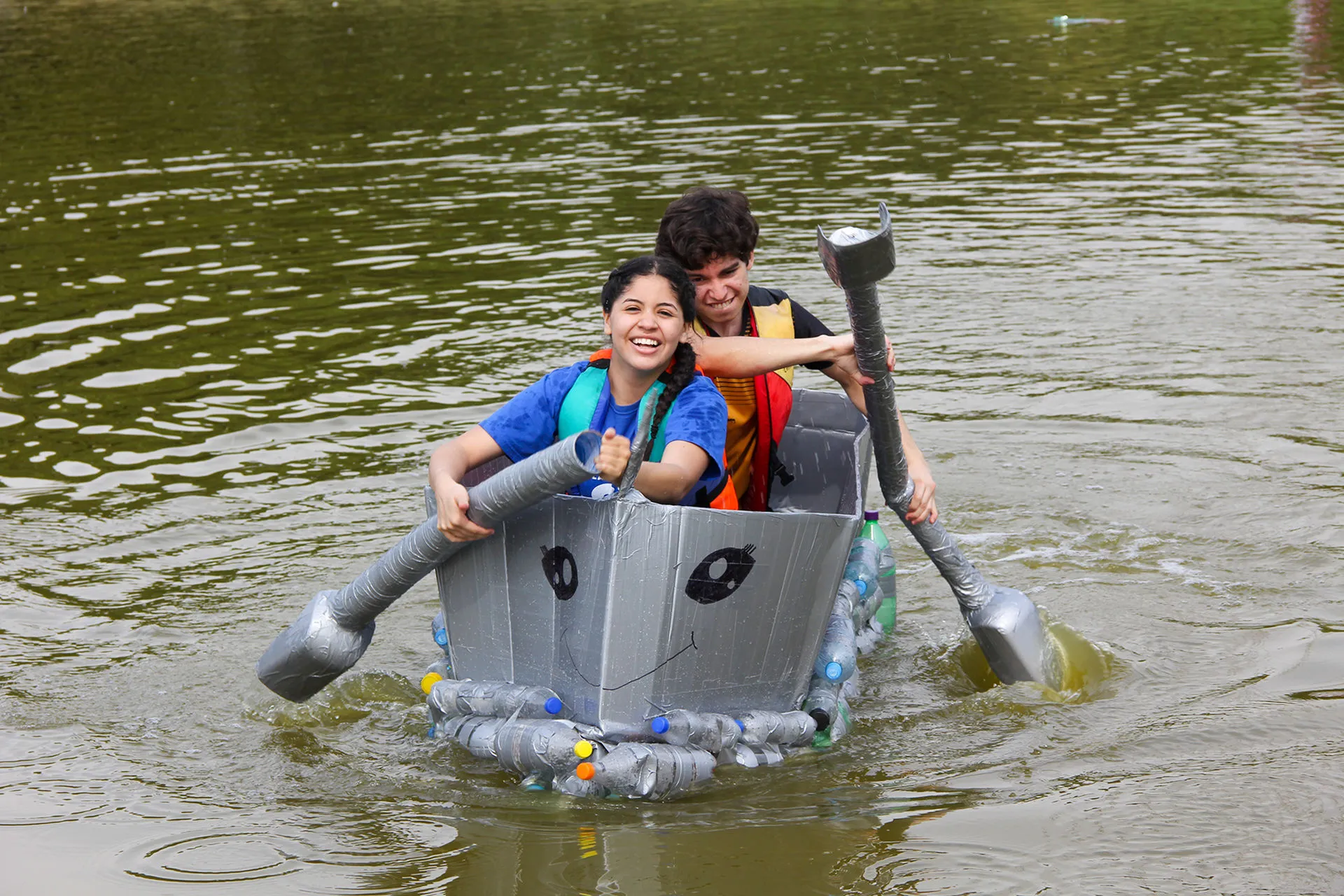 Dos alumnos en su embarcación