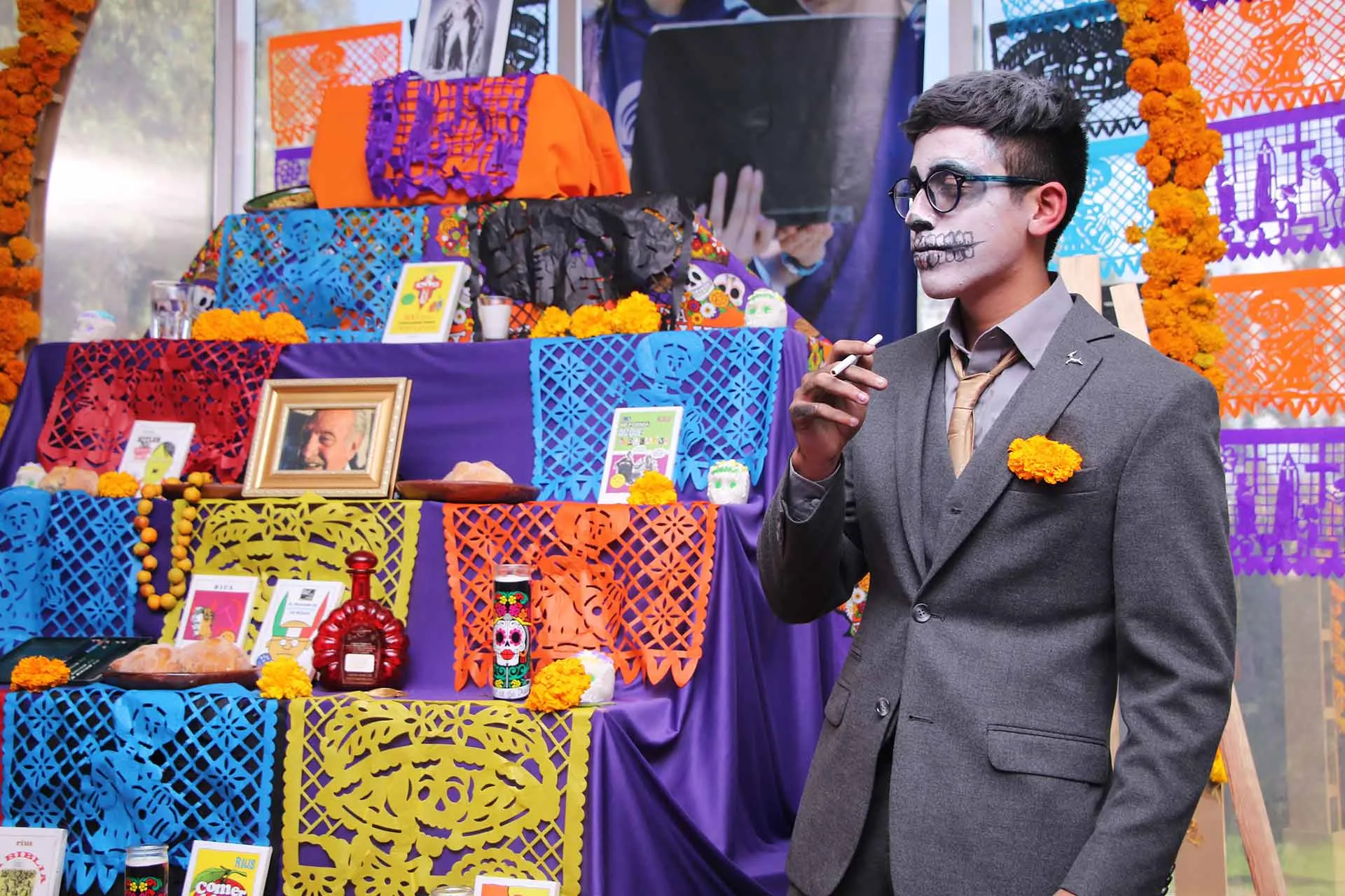 Los alumnos homenajearon a periodistas mexicanos con altares y representaciones humanas.