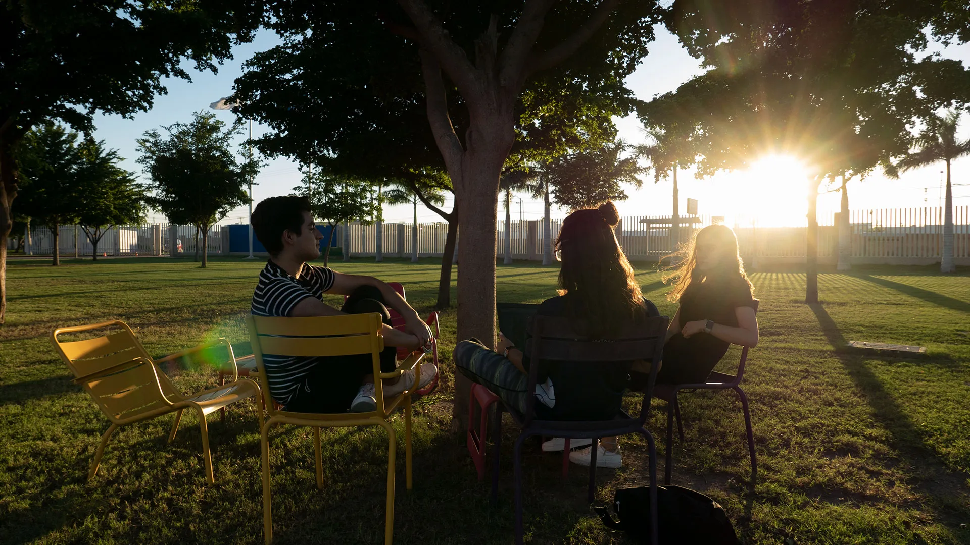 Alumnos en sillas de colores