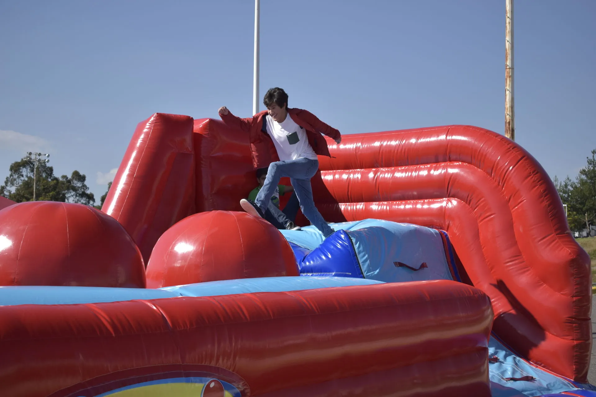 Alumnos quitándose el estrés en el Día Tec