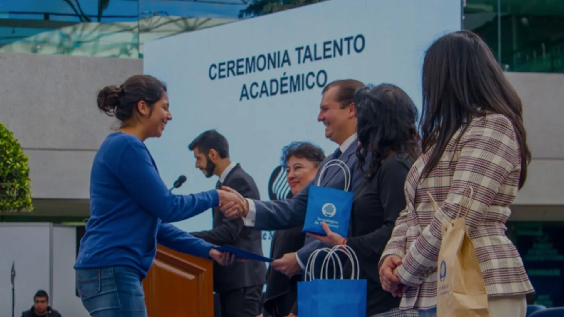 Alumnos reciben reconocimiento gracias a su distinguido desempeño académico