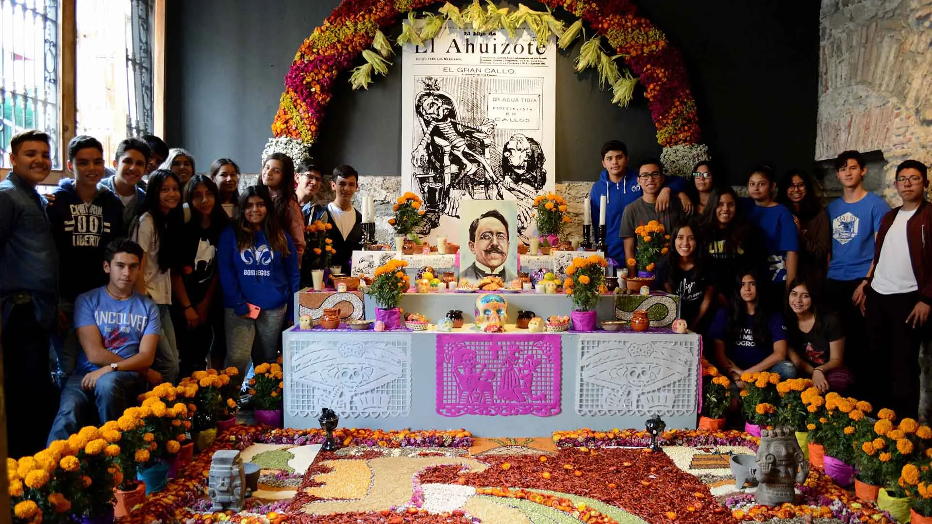 La ofrenda realizada por alumnos de PrepaTec Puebla forma parte del corredor de ofrendas de Puebla.
