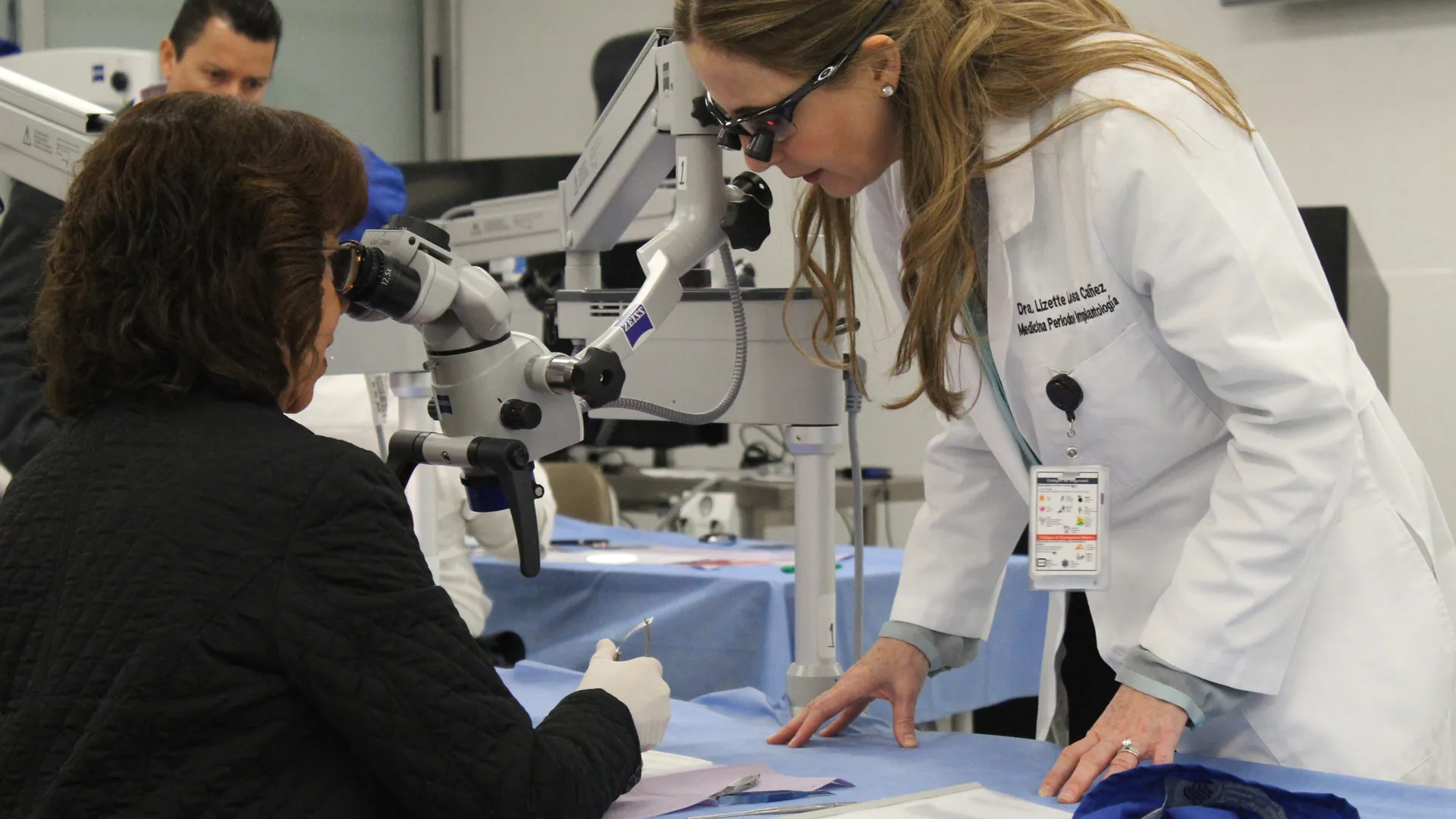 Aprenden sobre nuevas técnicas quirúrgicas microscópicas periodontales