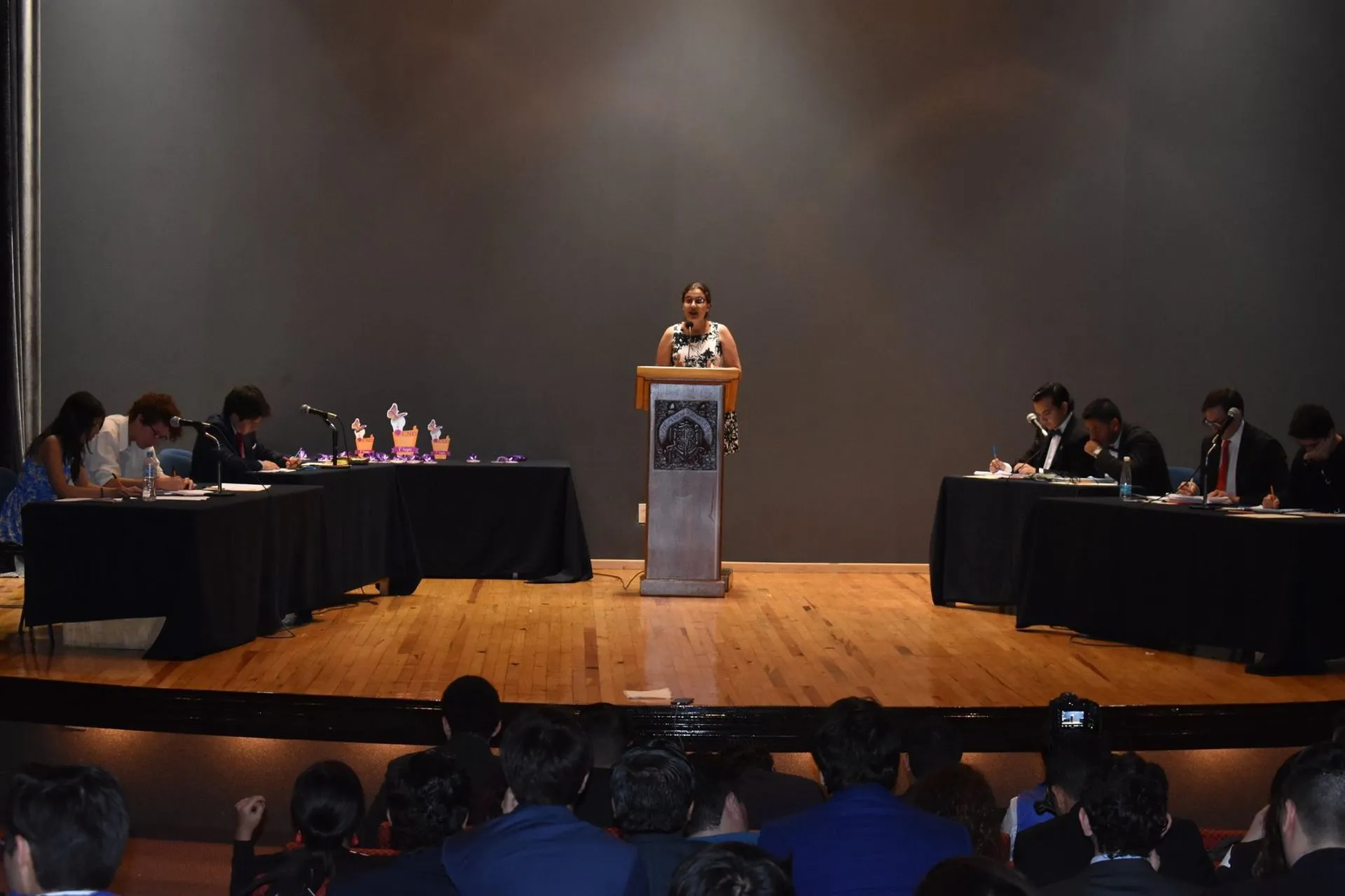 Alumnos de distintas universidades debatiendo en Morelia