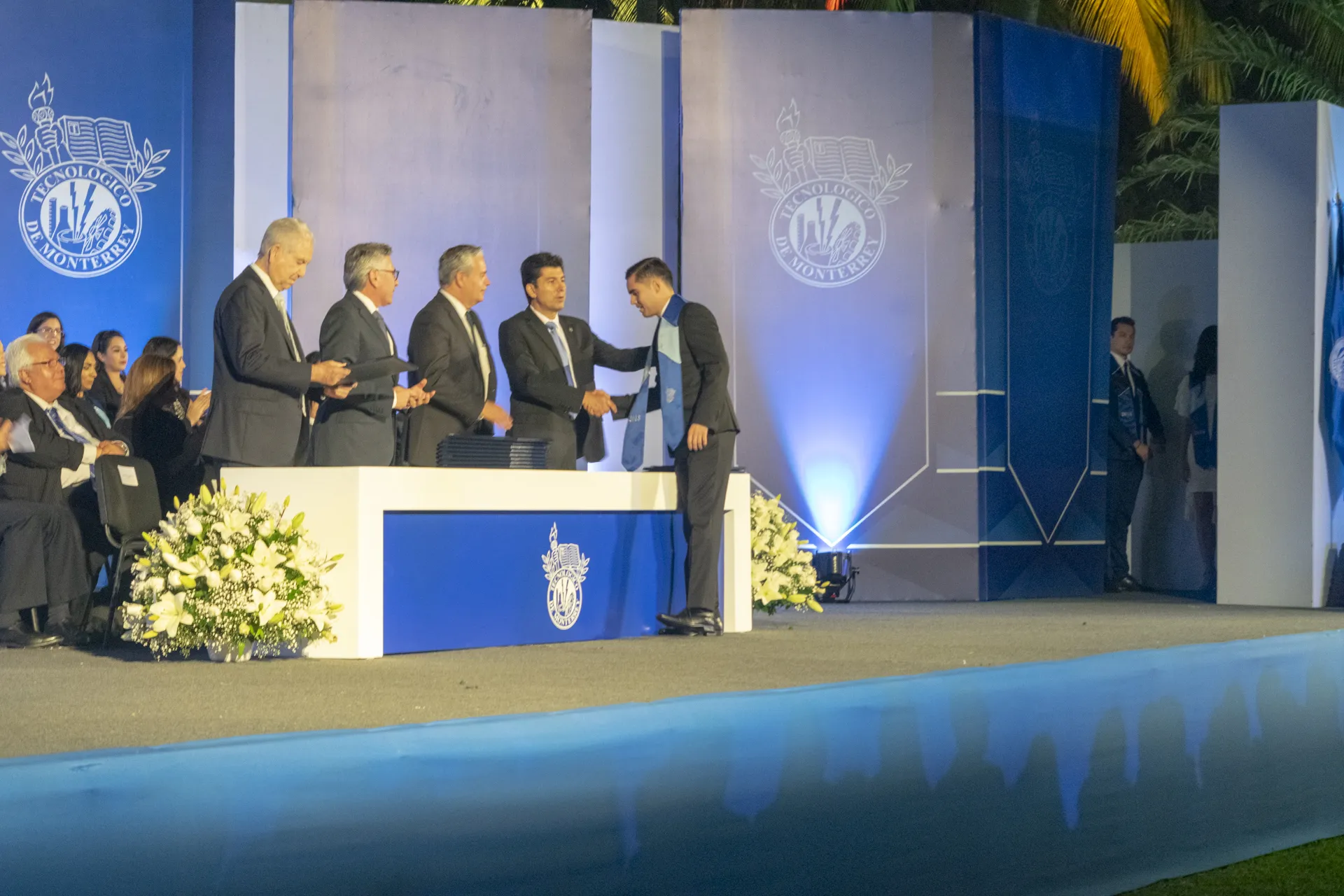 Kevin saludando a mesa del presidio