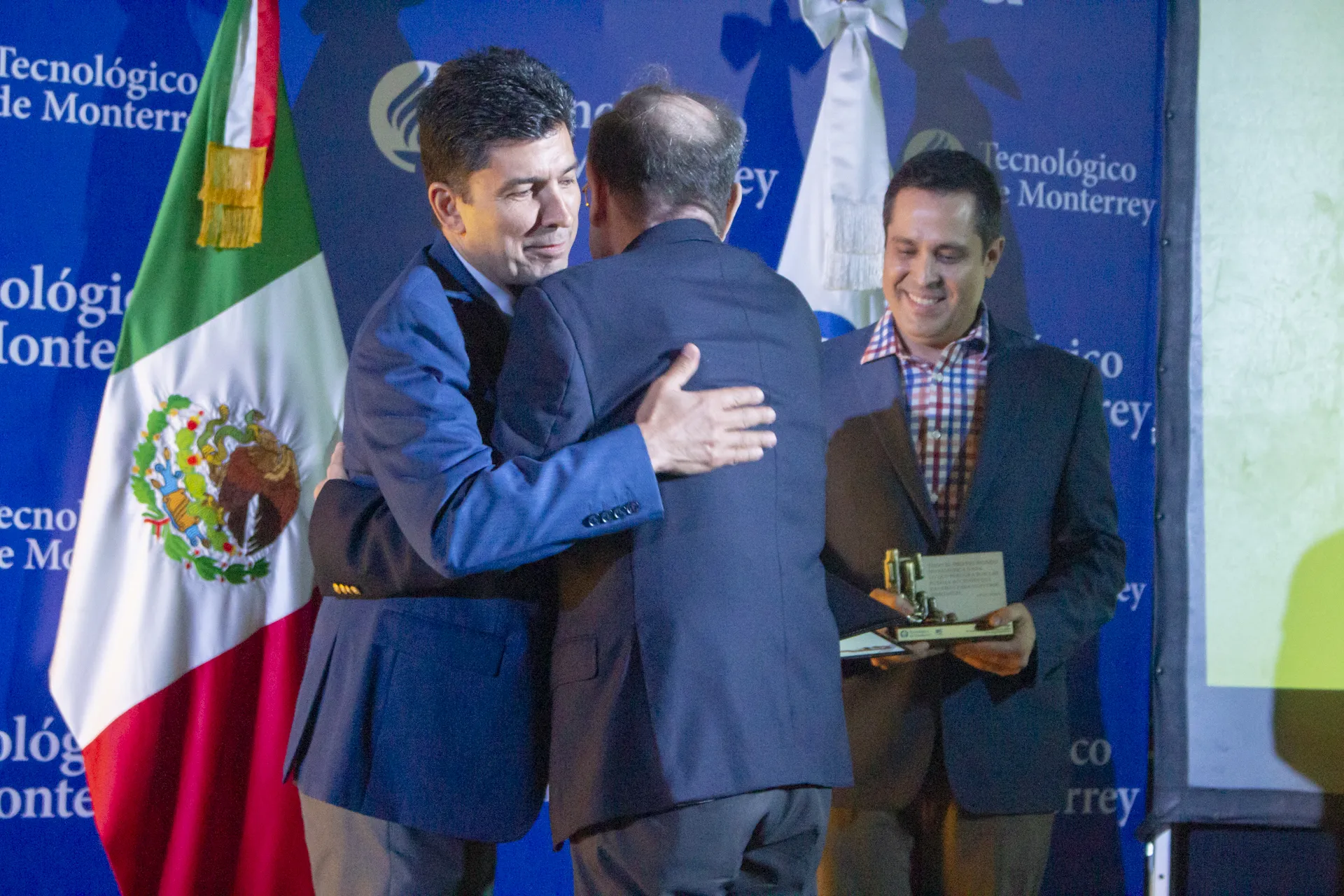 Directivo abrazando a galardonado