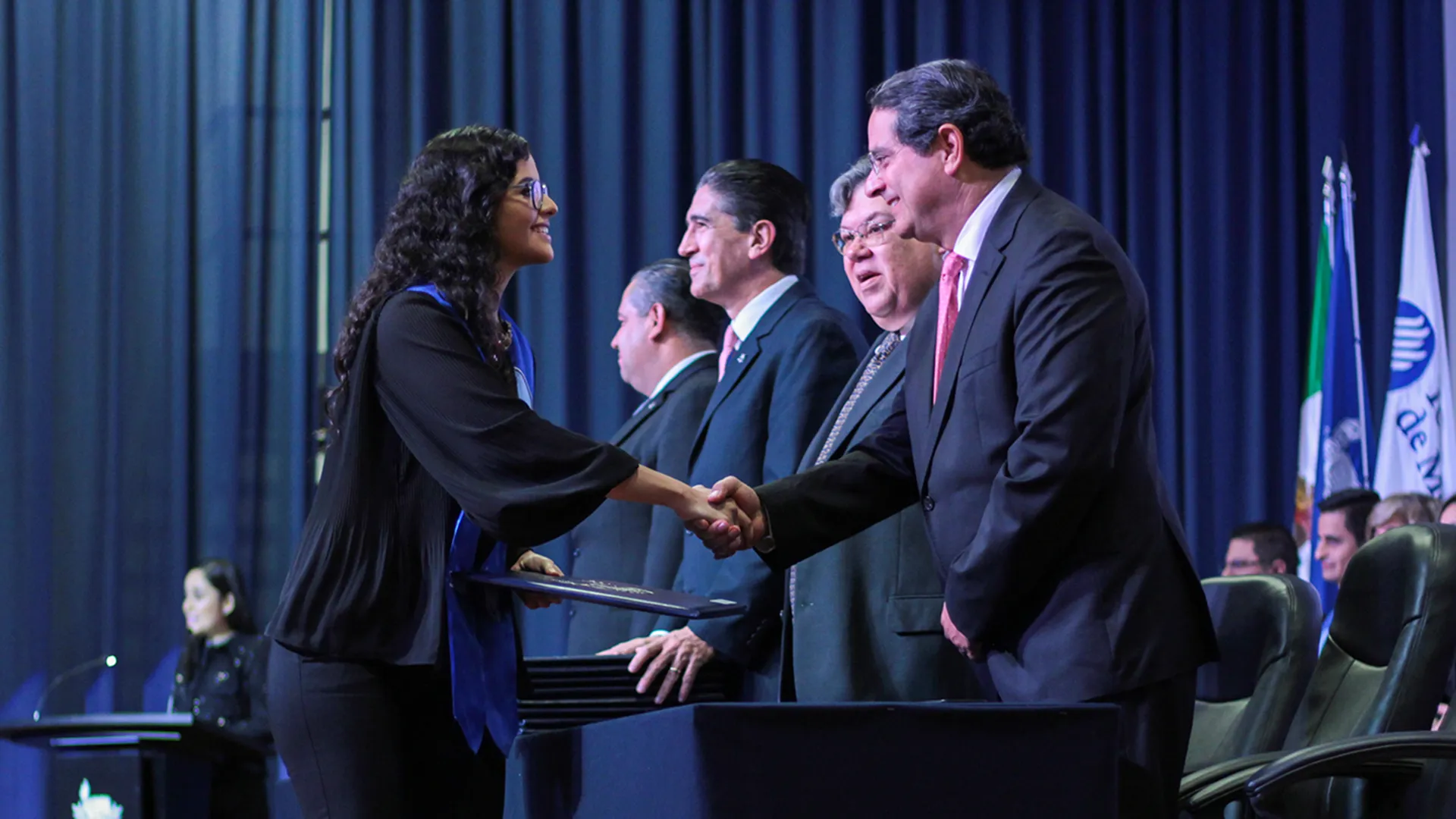 Ana Luisa recibiendo su título profesional