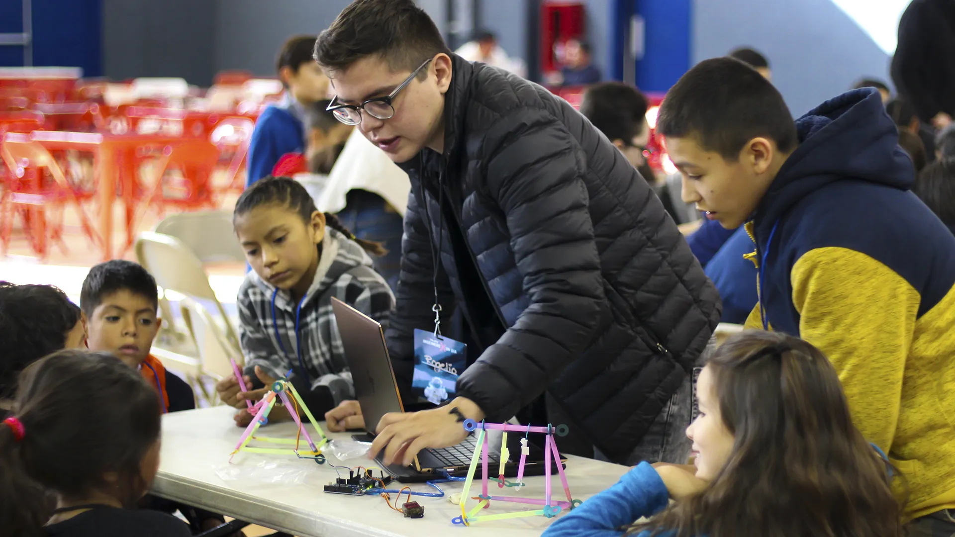 niños disfrutando ser ingenieros por un día