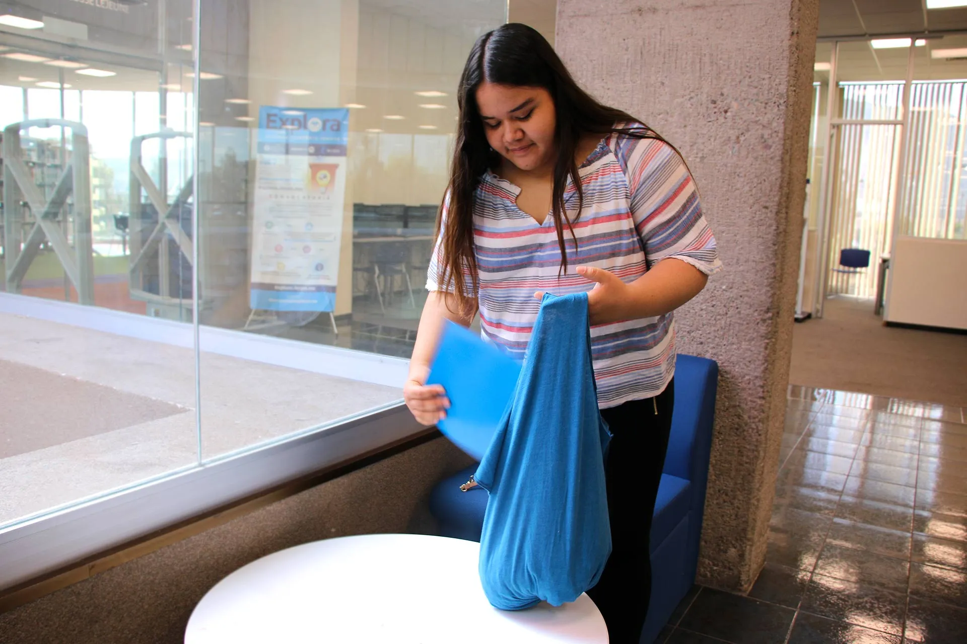 Alumna de Prepa Tec Zacatecas prueba una bolsa de tela, hecha de ropa reciclada; esta bolsa pretende sustituir a las dañinas bolsas de plástico.