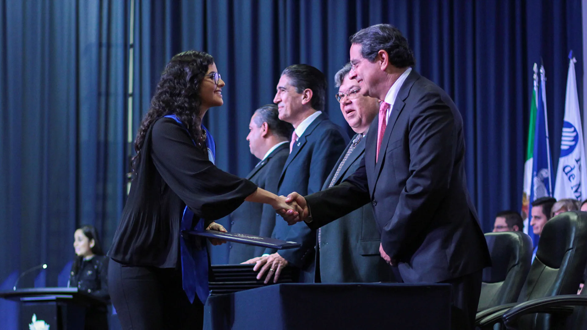 Alumnos reciben reconocimientos al desarrollo estudiantil