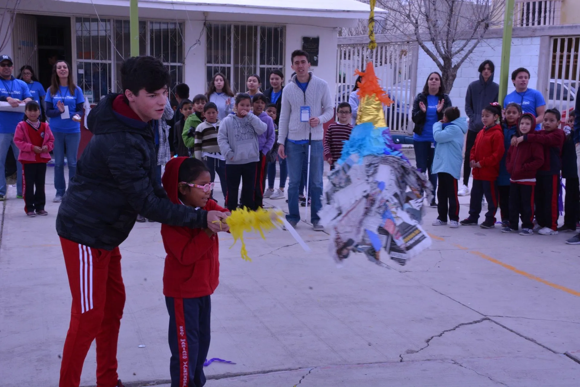 Los niños rompieron piñatas