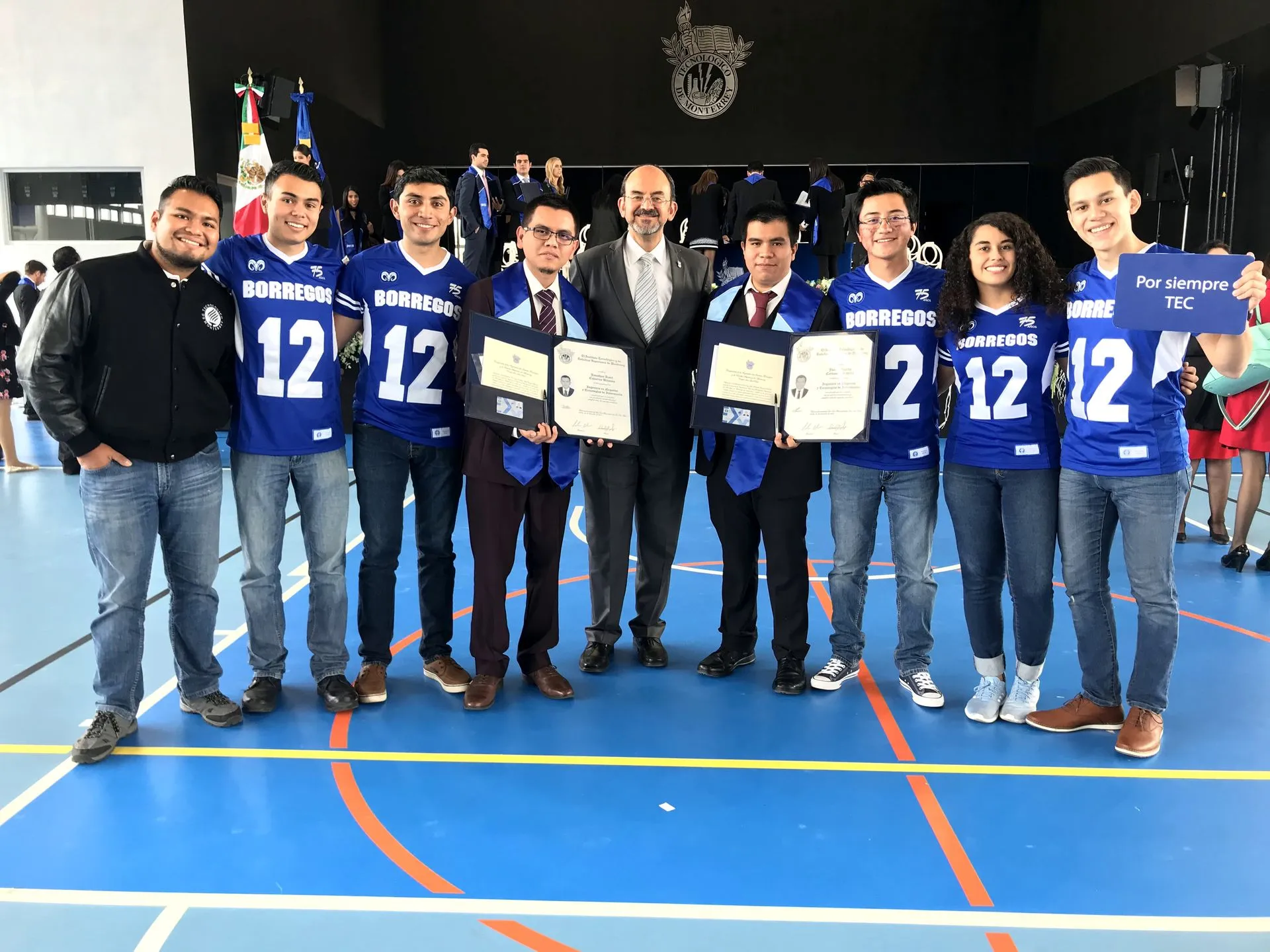 Jonathan y Eduardo fueron acompañados por las generaciones actuales de Líderes del Mañana.
