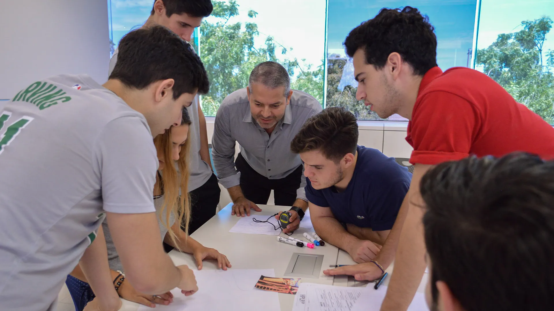 Alumno escuchando a maestro