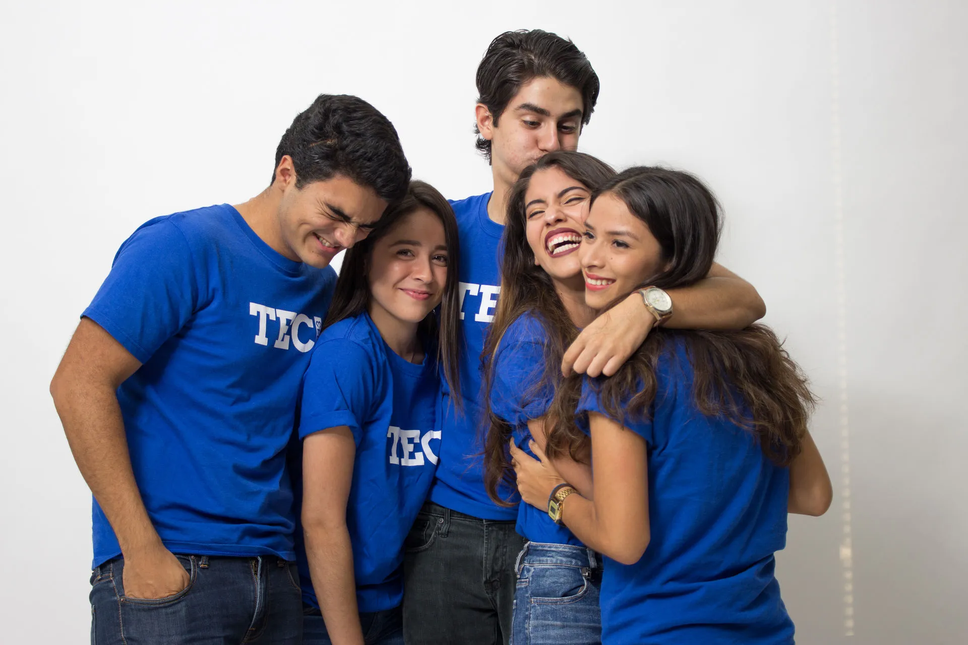 Grupo de estudiantes riendo