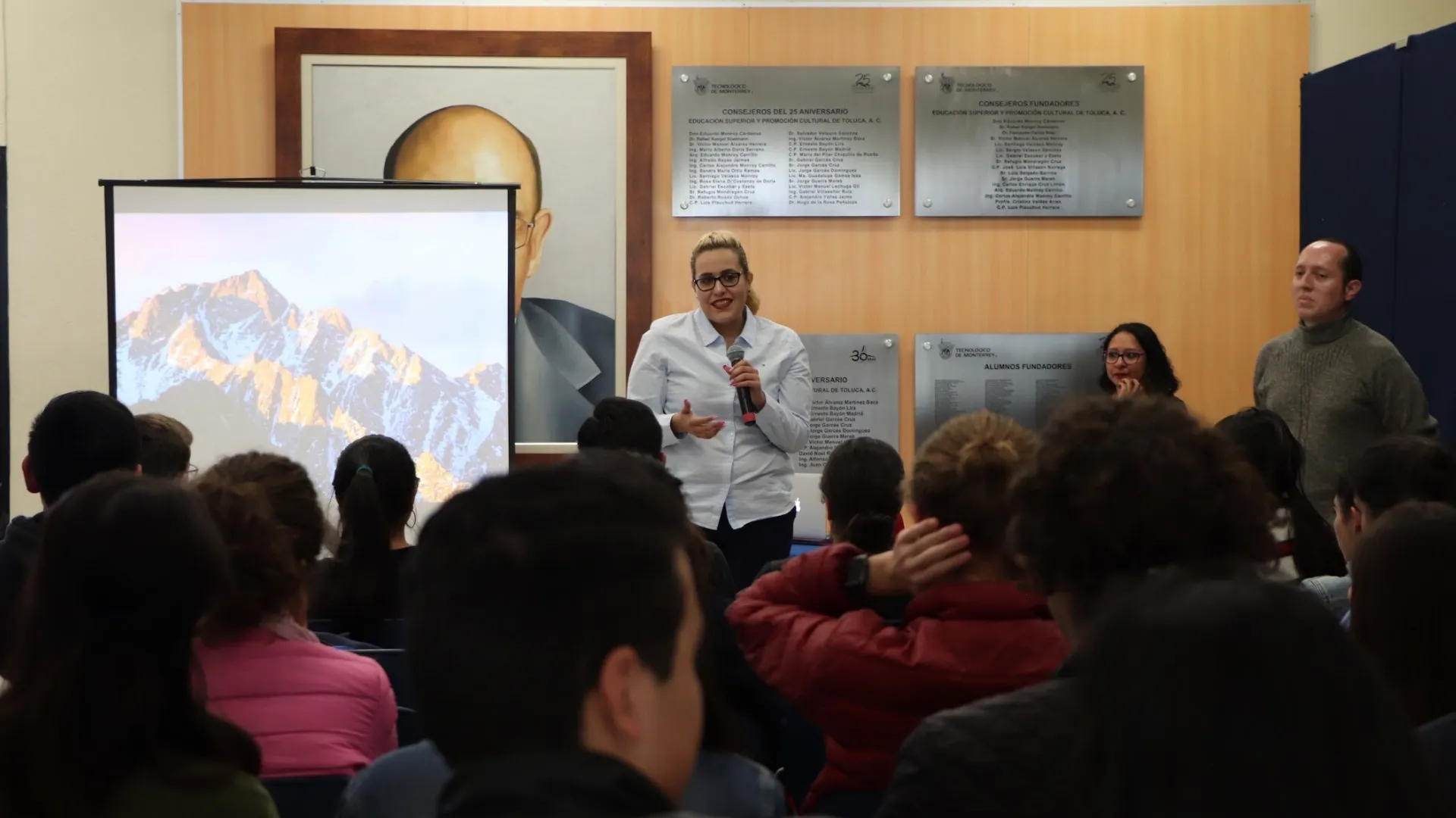 Secretaria de Contraloría platica a alumnos