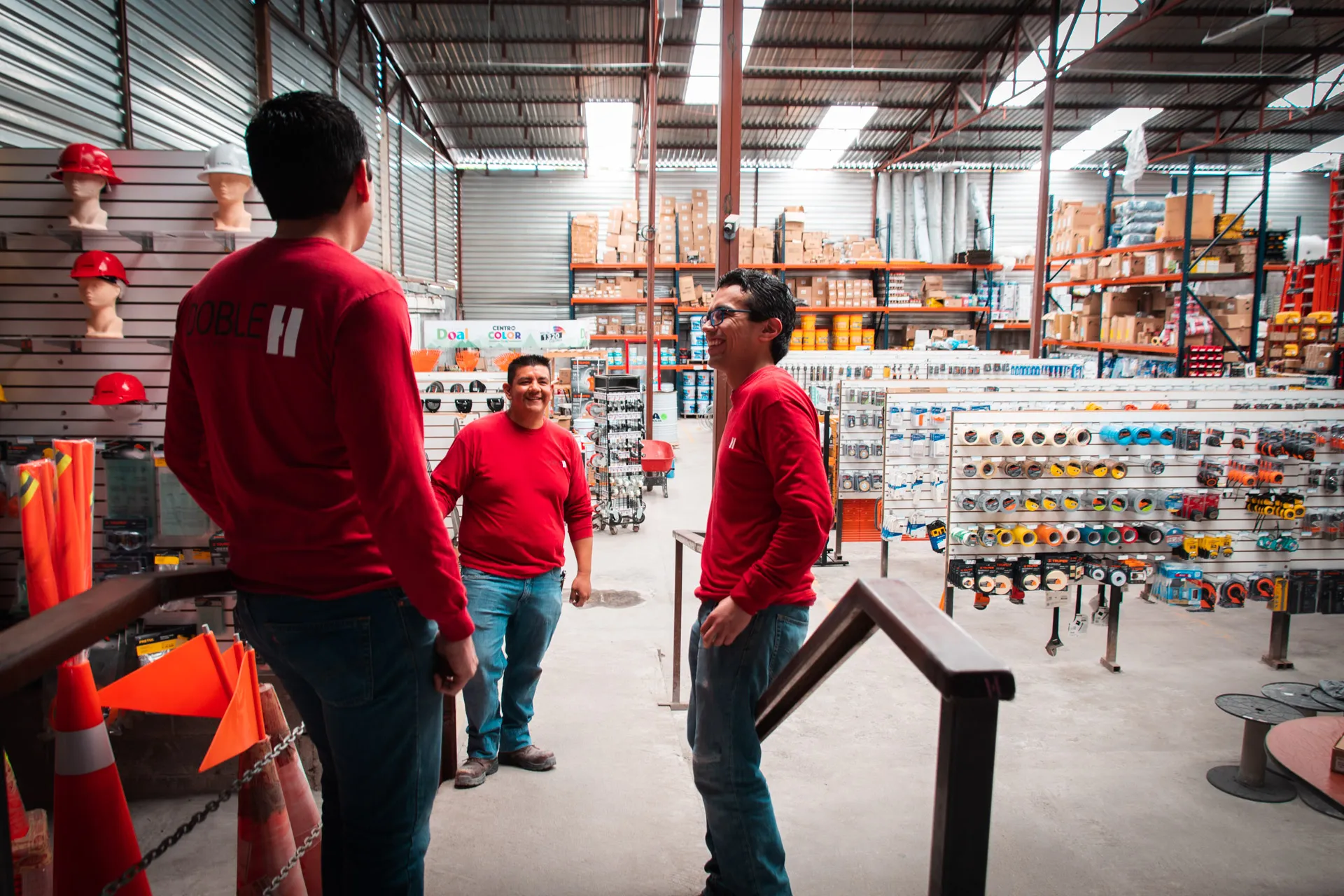 Retrato de los tres compañeros en su negocio