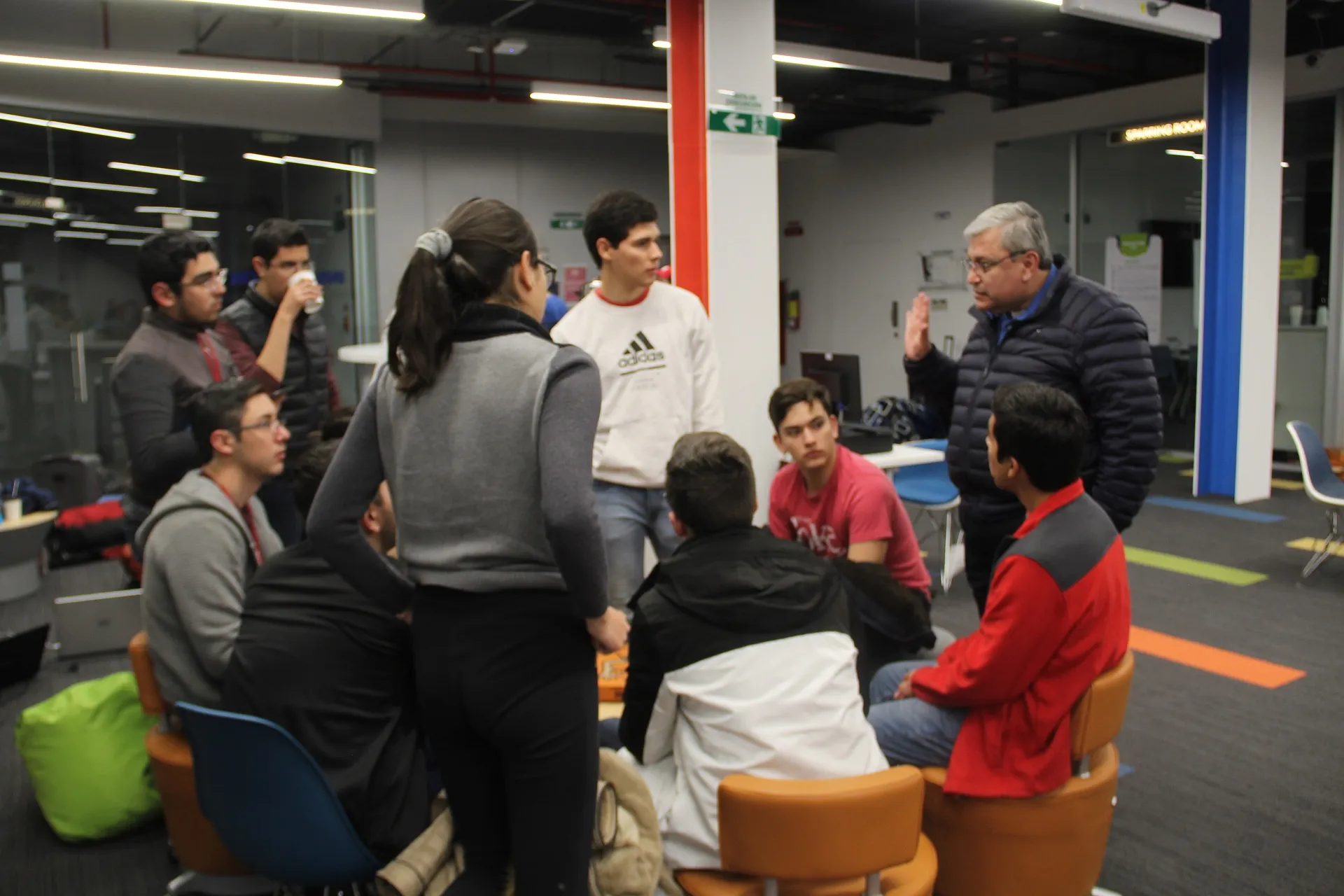 Alumnos recibiendo asesoría