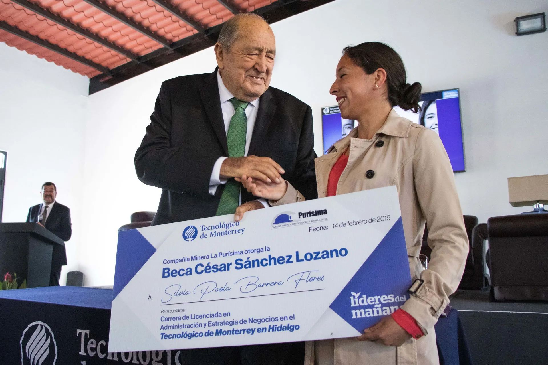 Entregan Beca “César Sánchez Lozano”