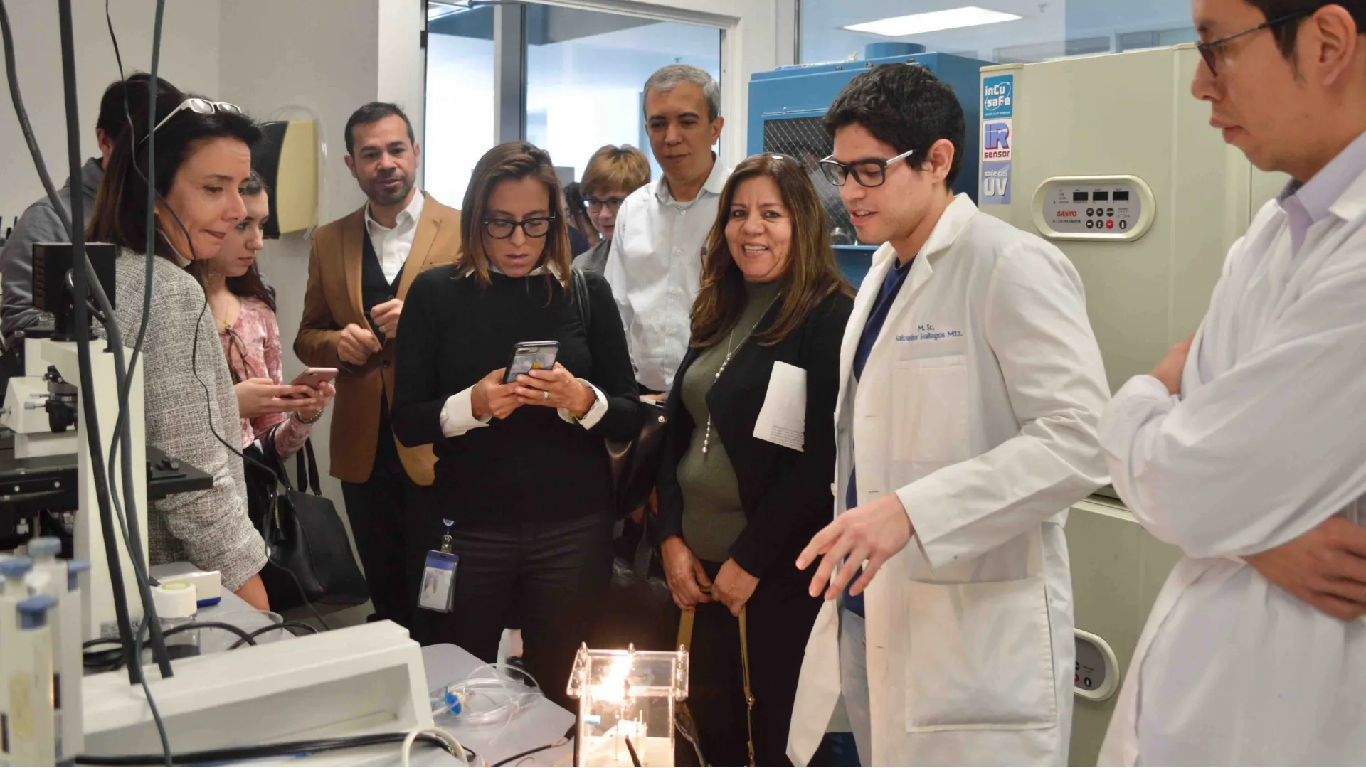 Comitiva de GE Healthcare en el Centro de Biotecnología Femsa