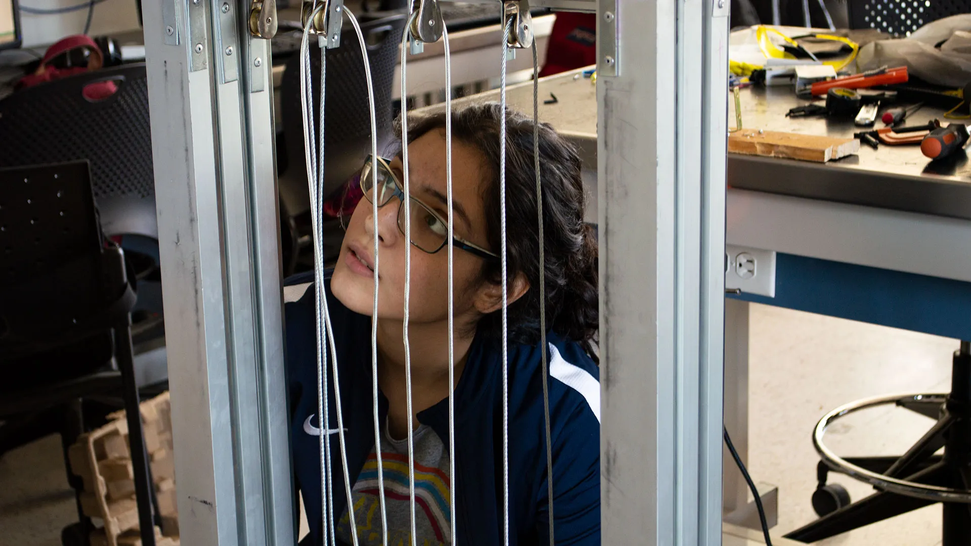 Valeria revisando el robot