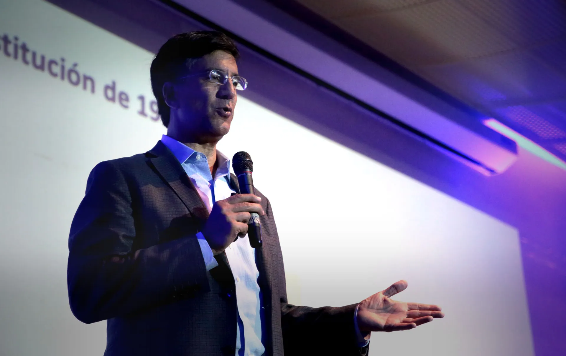 Formemos jóvenes que aprendan a pensar, afirma el Dr. Elizondo