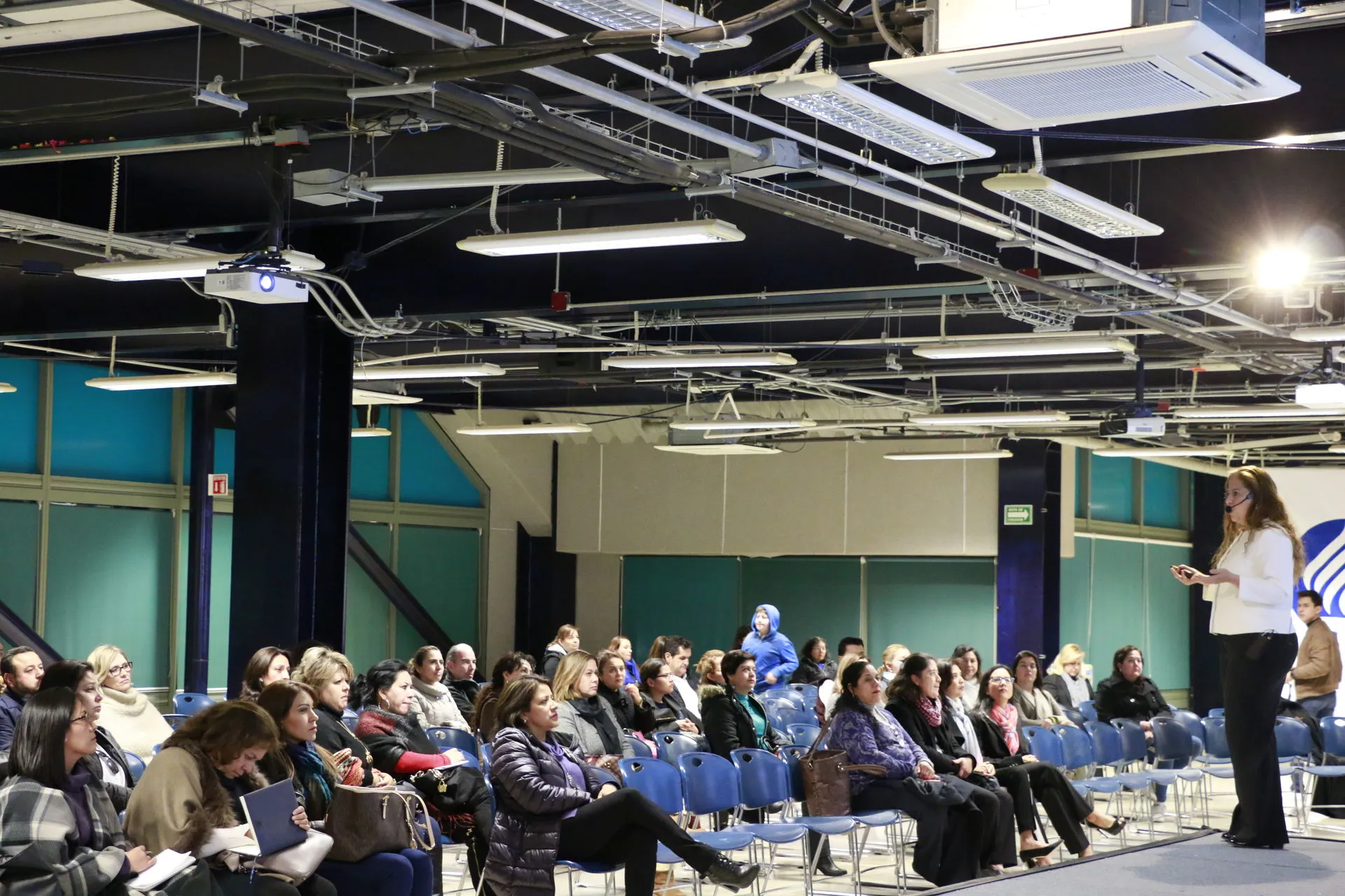 En conferencia con la Mtra. Larisa Hinojosa