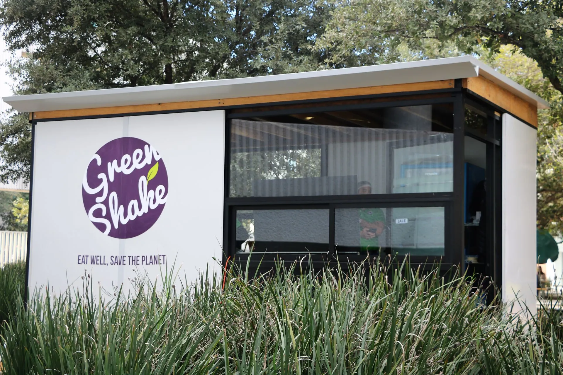 Con sus propias manos, alumnos de la EAAD construyen cafetería