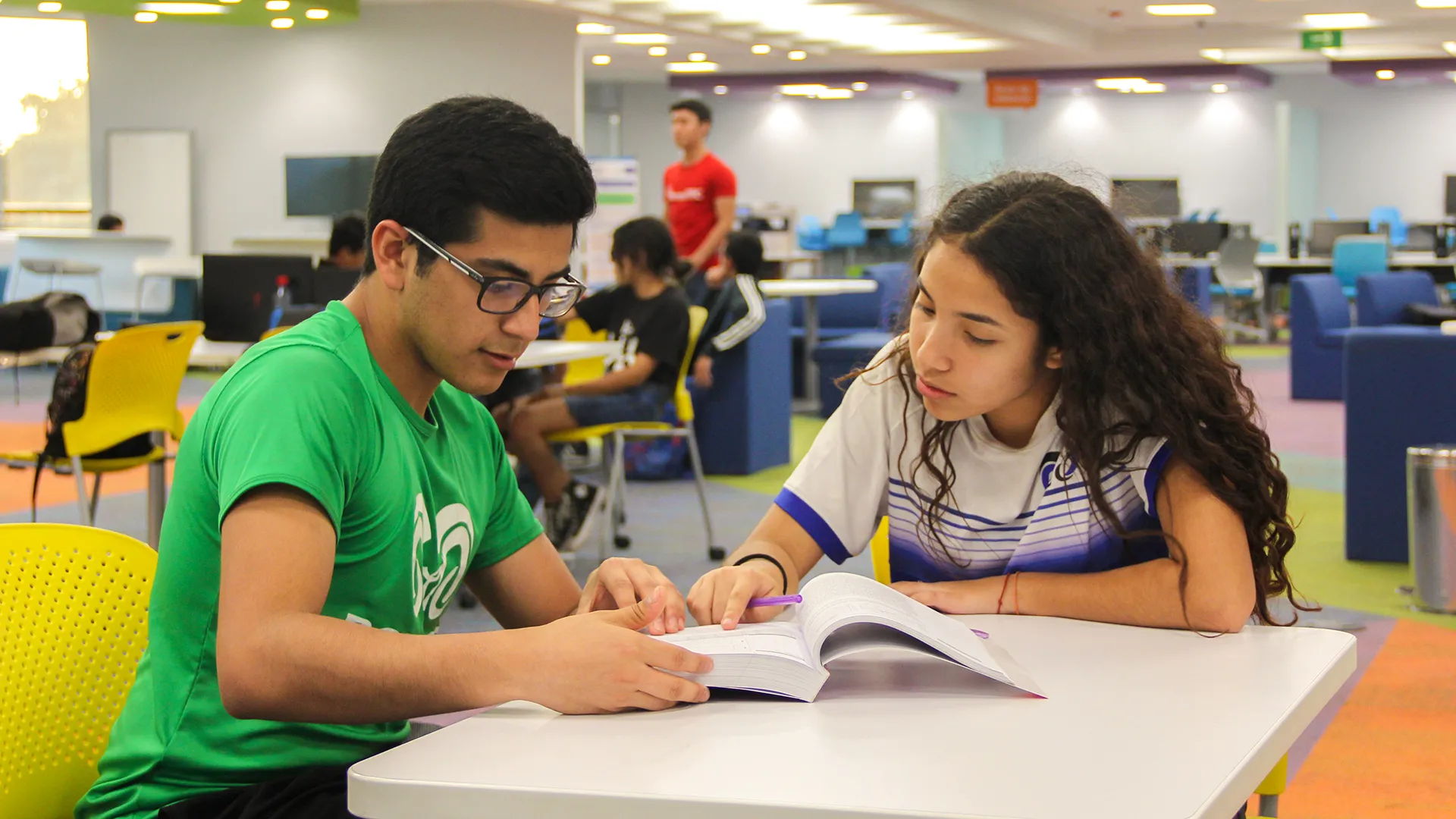 dos alumnos estudiando en Learning Commons