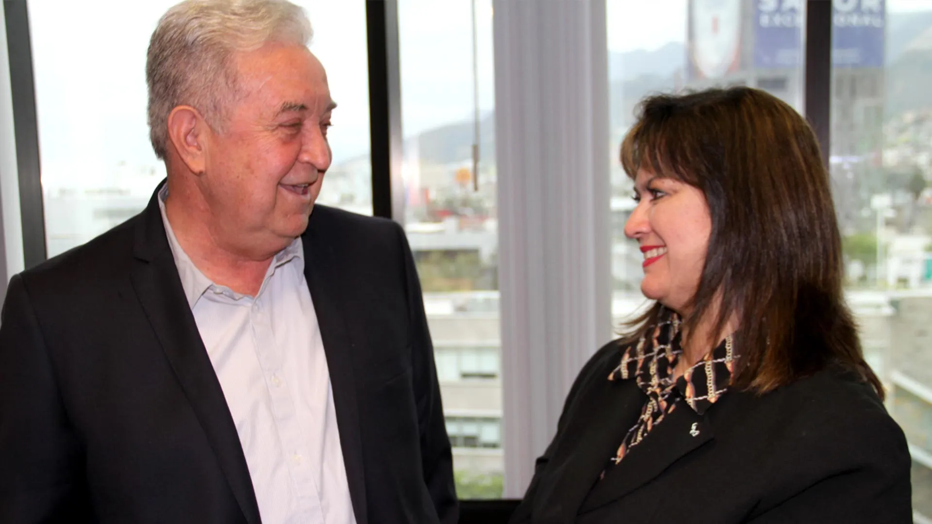 pareja de profesores platicando