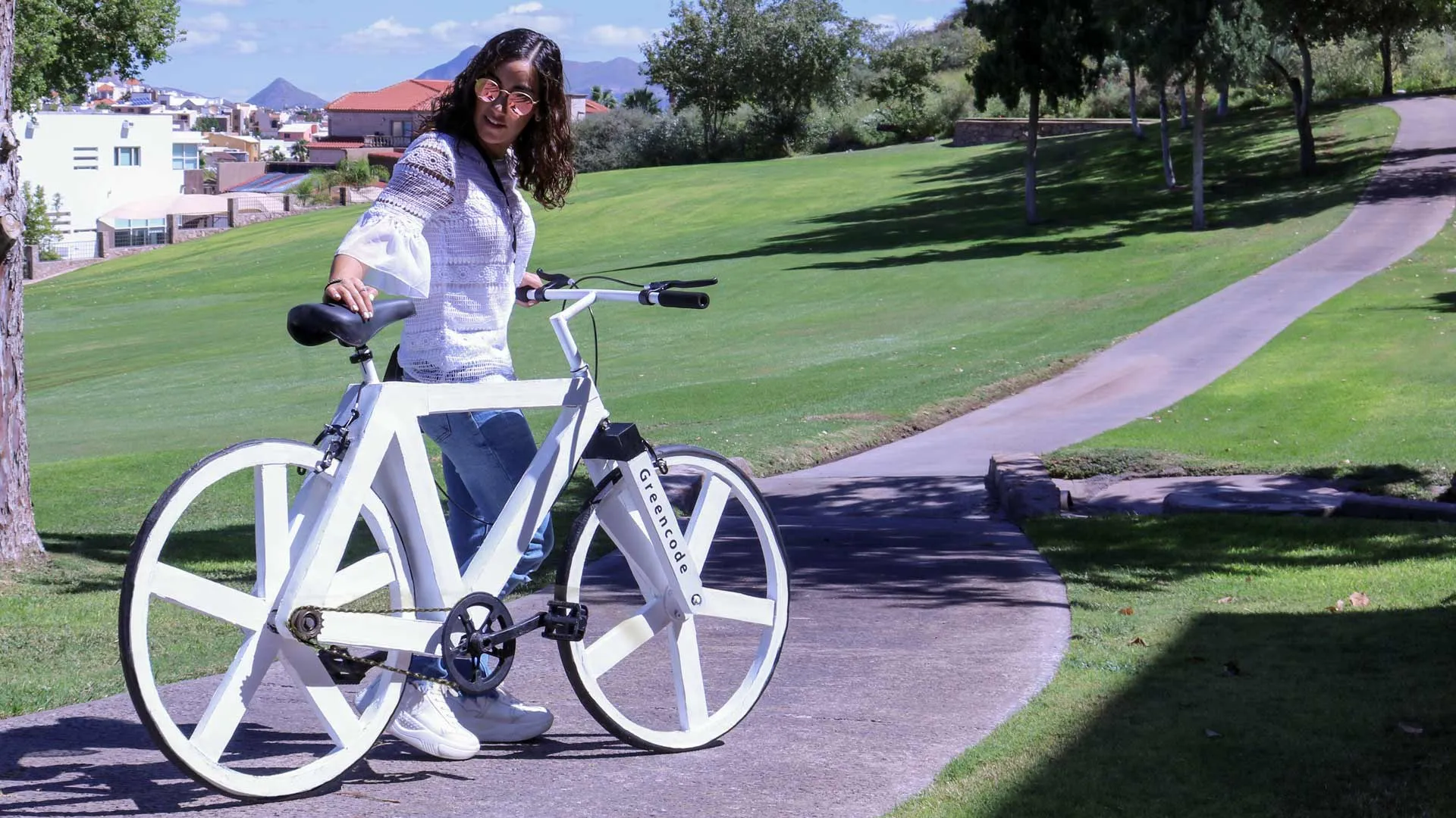 Egresado del Tec de Monterrey creó bicicleta con papel reciclado