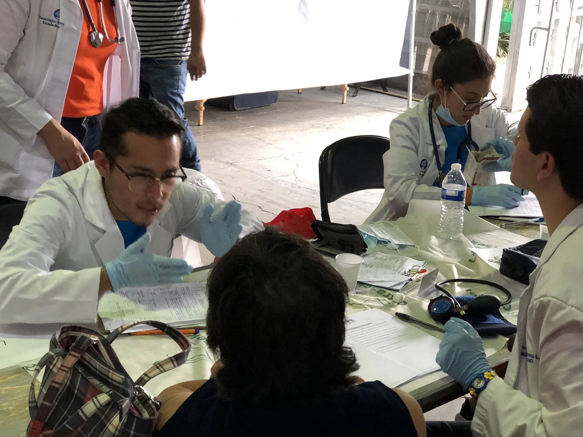 estudiantes en brigada médica