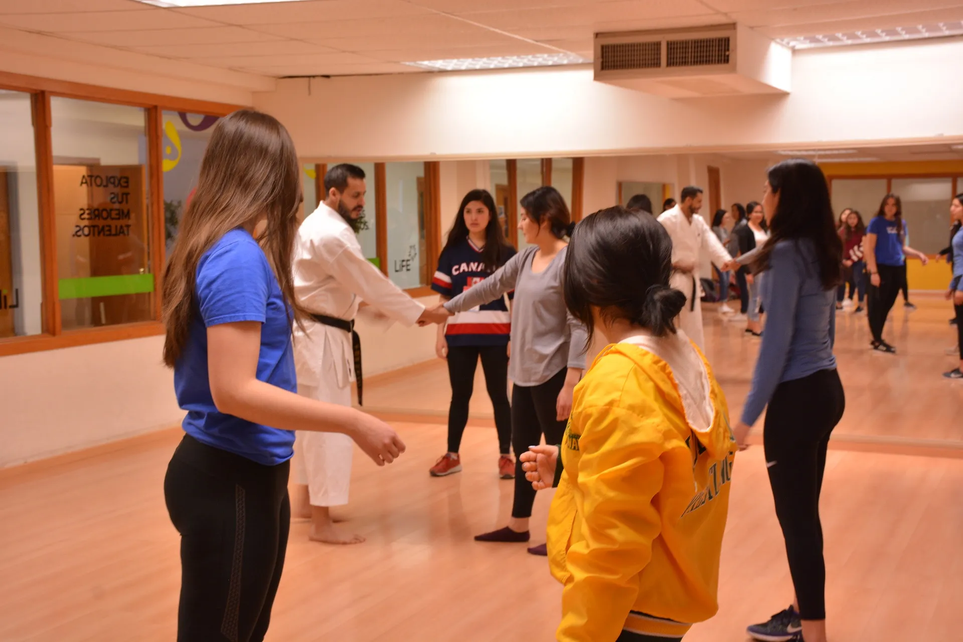 Alumnas reciben instrucción 