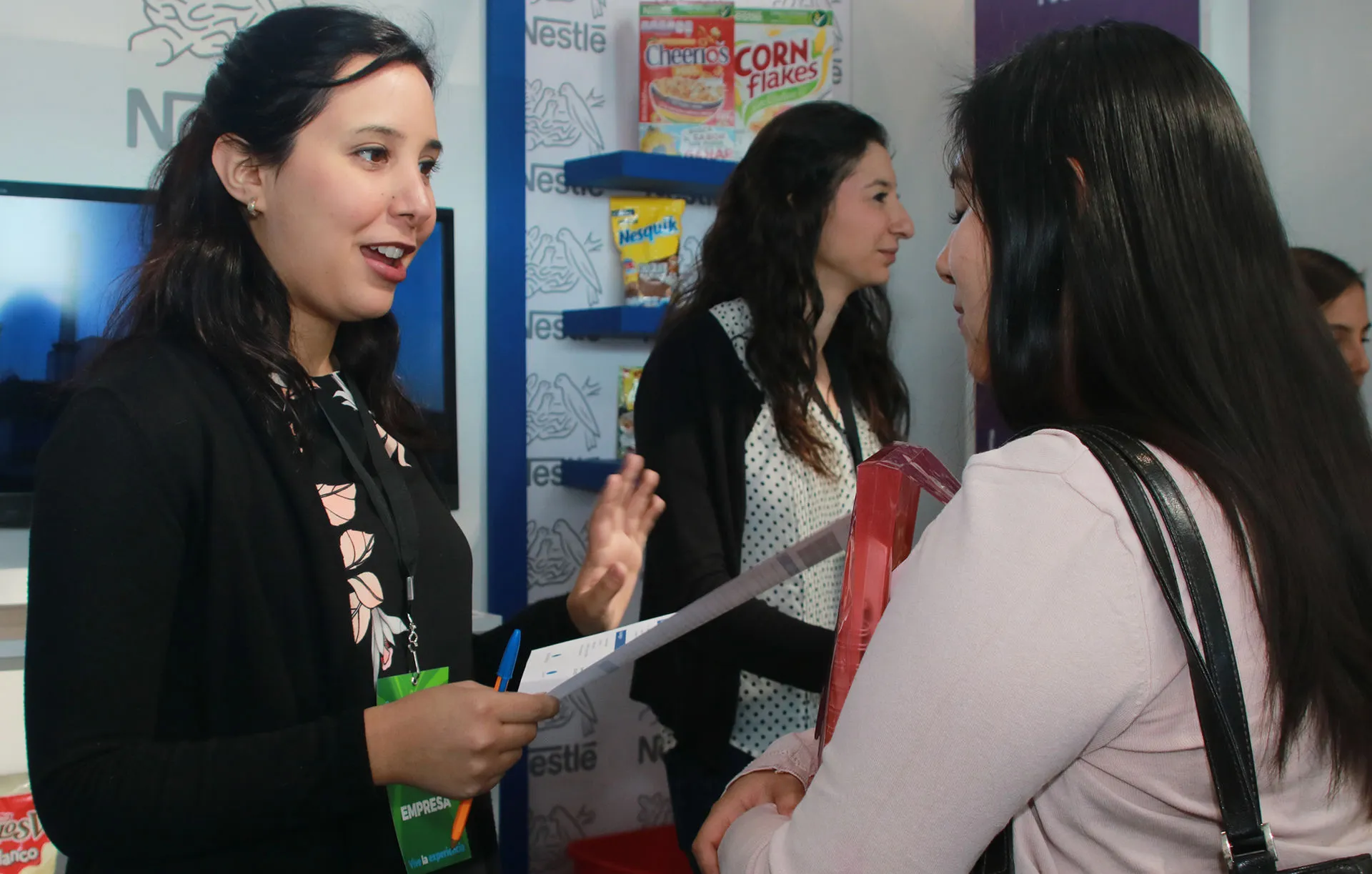 Representante de empresa con estudiante del Tec