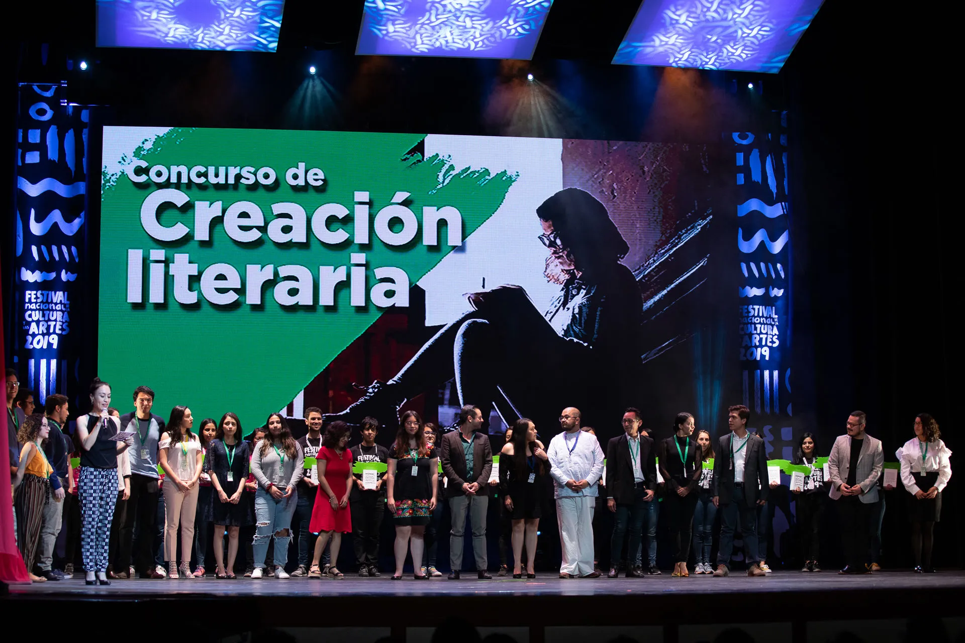 Jóvenes ganadores del concurso nacional de creación literaria.
