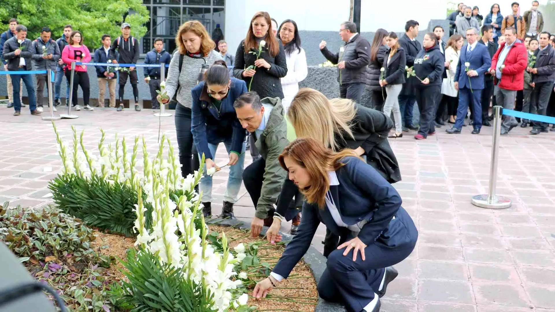 Recuerdan con guardia de honor a Jorge y Javier