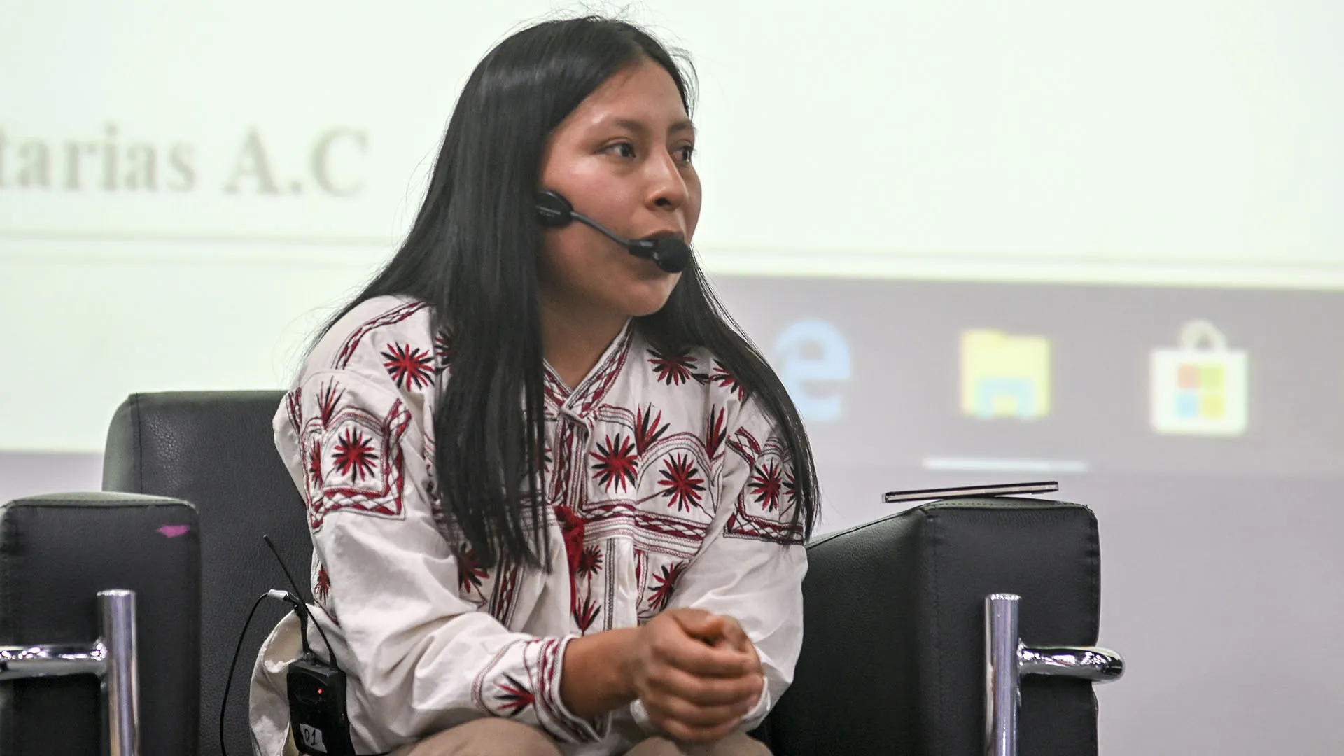 Luceli trabaja en proyectos multimedia en pro de la comunidad Mixe